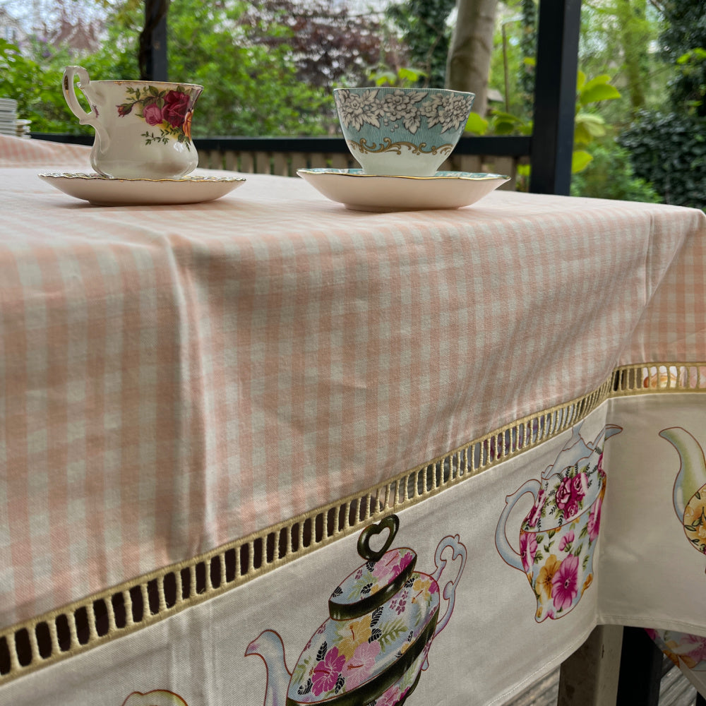 Eggy tafelkleed roze-wit geruit met theepotten op de rand | 145 x 250