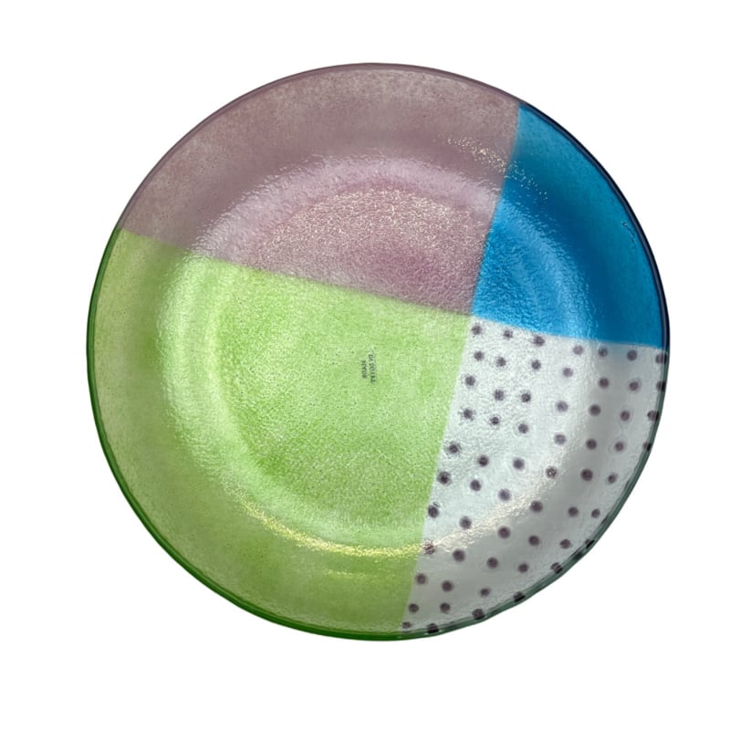 Ronde, lage glazen salade- of fruitschaal. Lichtgroen, blauw, lichtroze, paars gestipt | Ø 30 x 4 cm