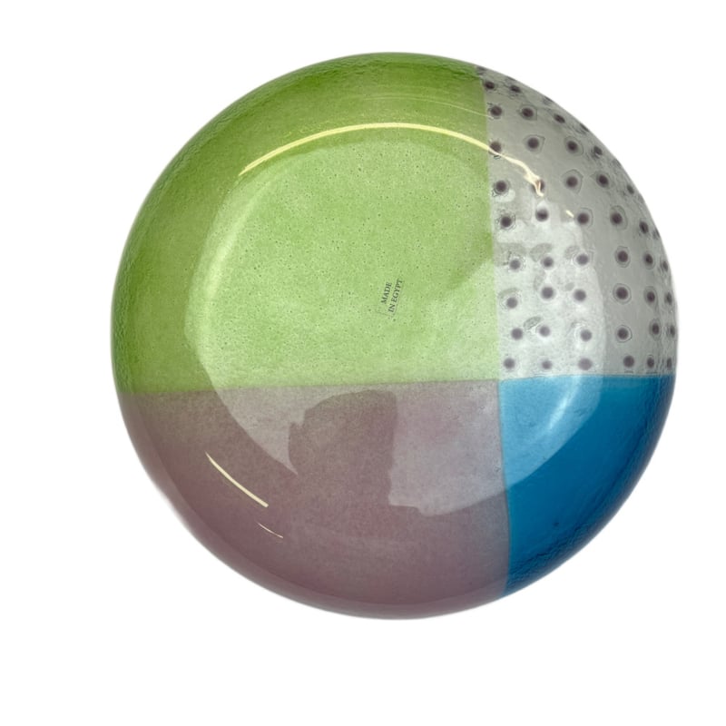 Ronde, lage glazen salade- of fruitschaal. Lichtgroen, blauw, lichtroze, paars gestipt | Ø 30 x 4 cm