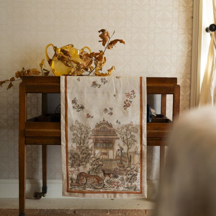 Mudra tafelloper en tafelkleden met ingekleurde gravure 'Indiase paleistuin', linnen, kies je formaat