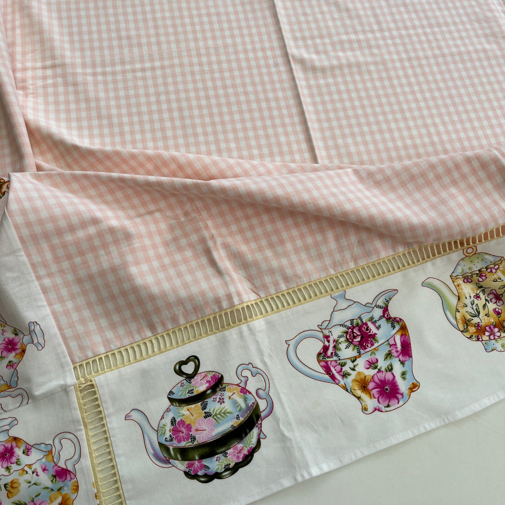 Eggy tafelkleed roze-wit geruit met theepotten op de rand | 145 x 250