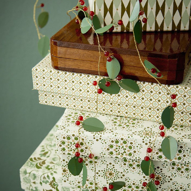 Bungalow KERST slinger van messing met groene blaadjes en rode besjes 180 cm lang