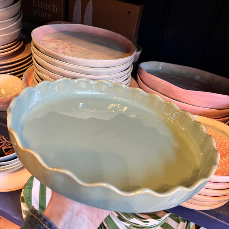 Gresnovo zachtgroene ronde aardewerken taartvorm met gegolfde rand (emaraude bleue) | Ø 27 cm