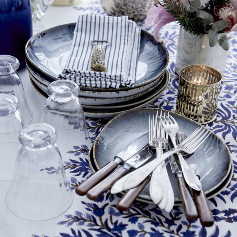 Bungalow katoenen blokprint tafelkleed Jasmine Indigo in gebroken wit met blauwtinten | 150 x 250 cm