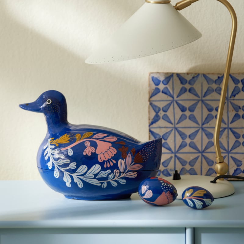 Bungalow decoratieve eend met twee eieren, blauw