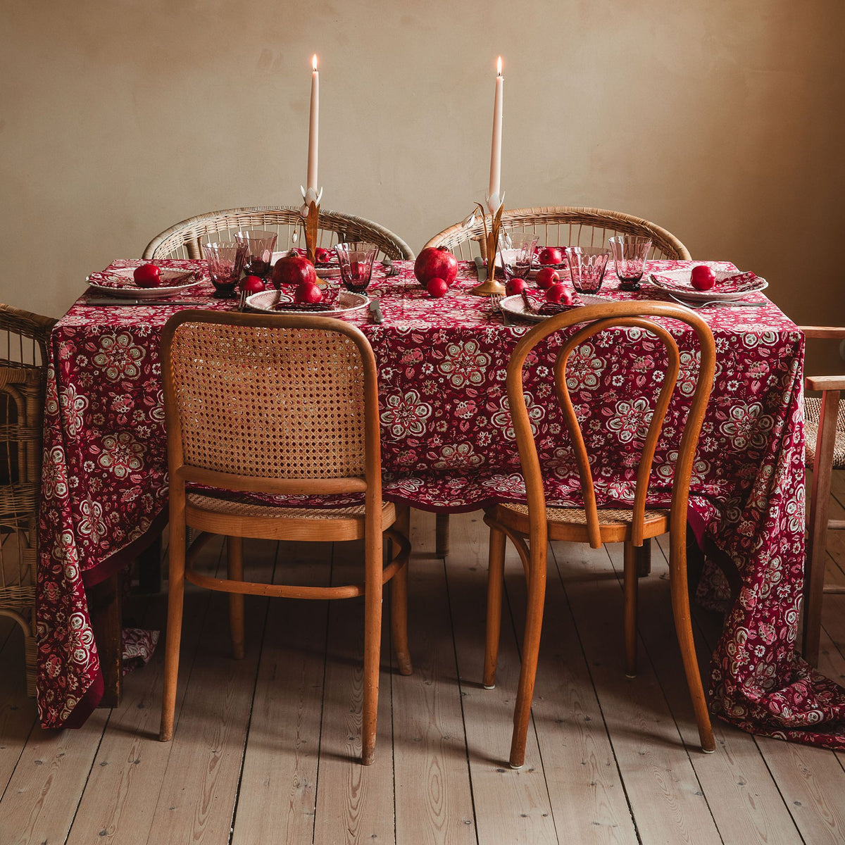 Amara Scarlet blokprint tafelkleed Bungalow, katoen met rood en roze | 1.50 x 2,50 m