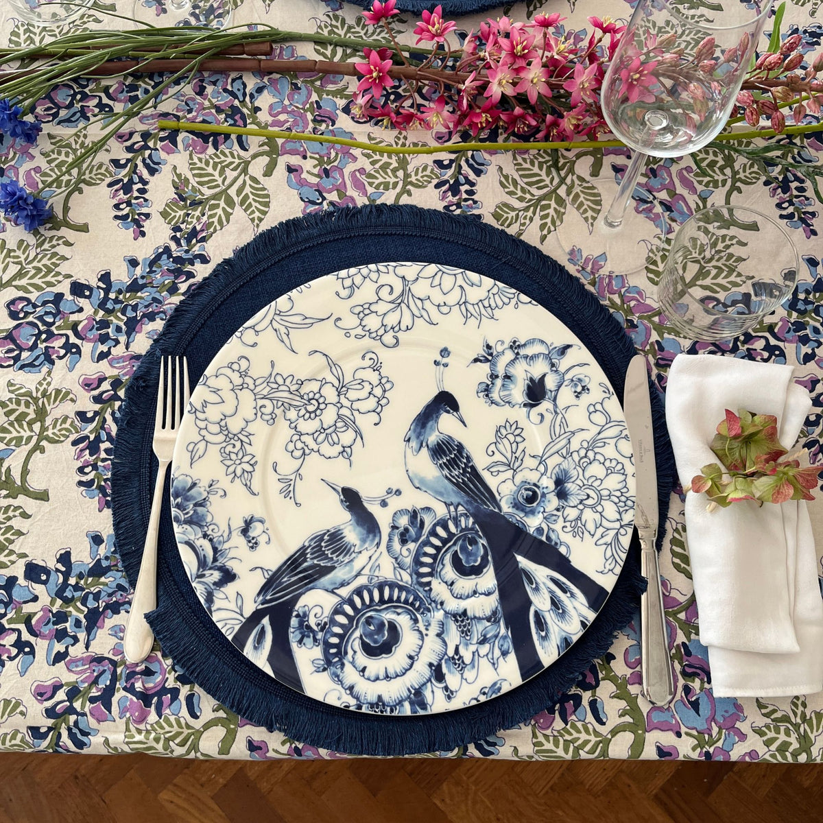 Arca solid round placemats with subtle fringe. Choose from green, orange, brown, denim, dark blue, grey, anthracite