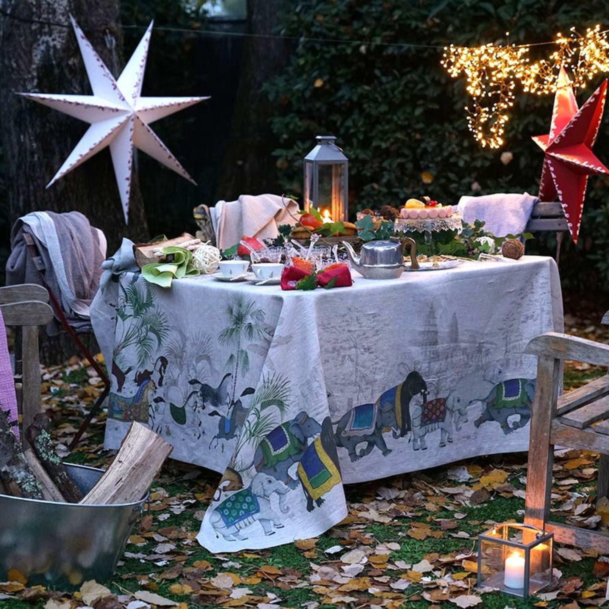 Barnum linnen tafelkleden en loper met olifanten en paarden langs de rand, kies je formaat