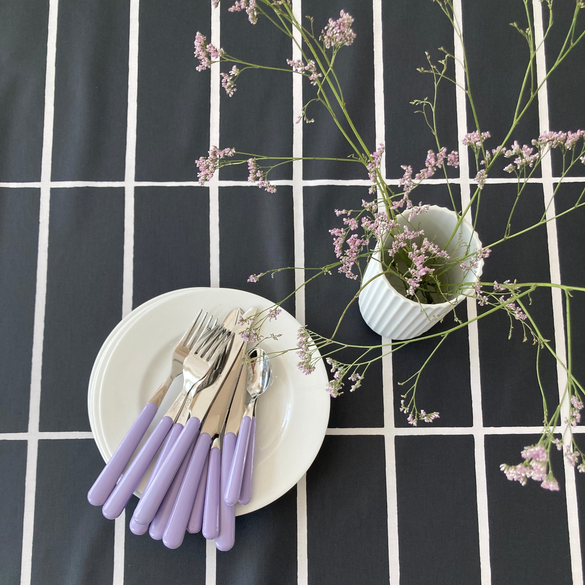 Brio_lila_tiiliskivi_tafelkleed_zwart_wit