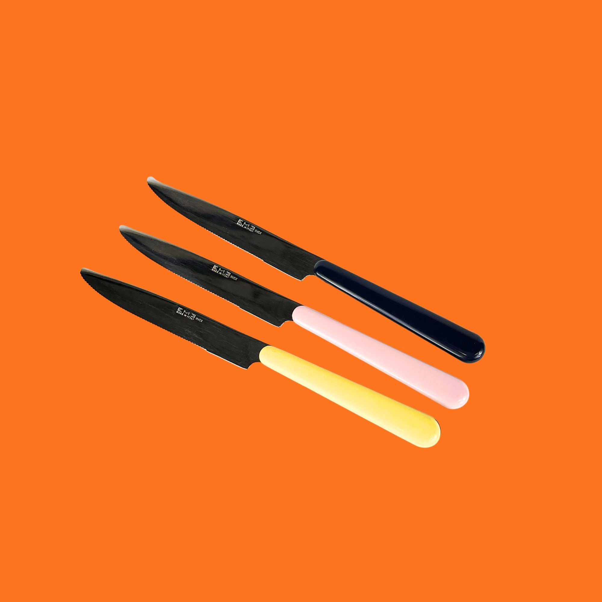 Brio ontbijtmessen: fuchsia, lichtroze, lichtgeel, donkerblauw