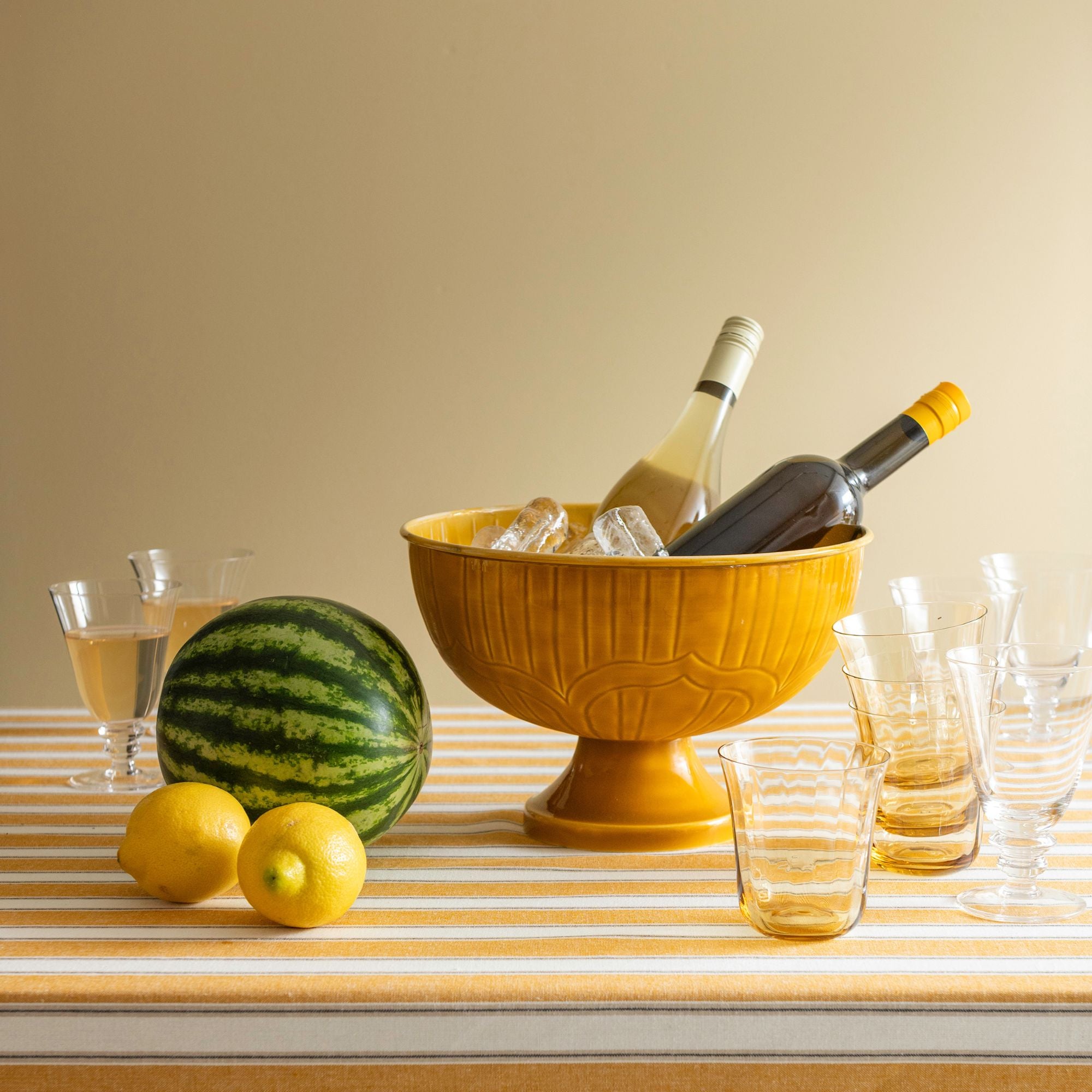 Bungalow gele emaille schaal op voet of koeler Alora Honey | Ø 30 cm, 20 cm hoog