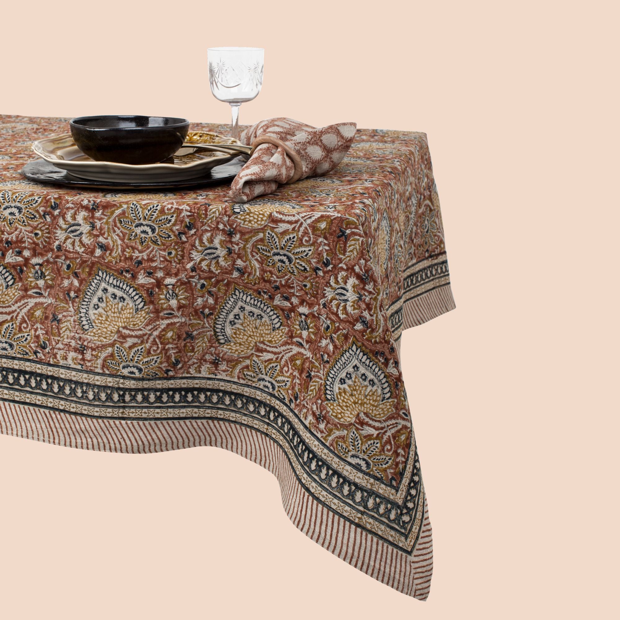 Chamois groot, linnen tafelkleed Oriental Mustard, blokprint in sfeervolle donkere kleuren | 150 x 350