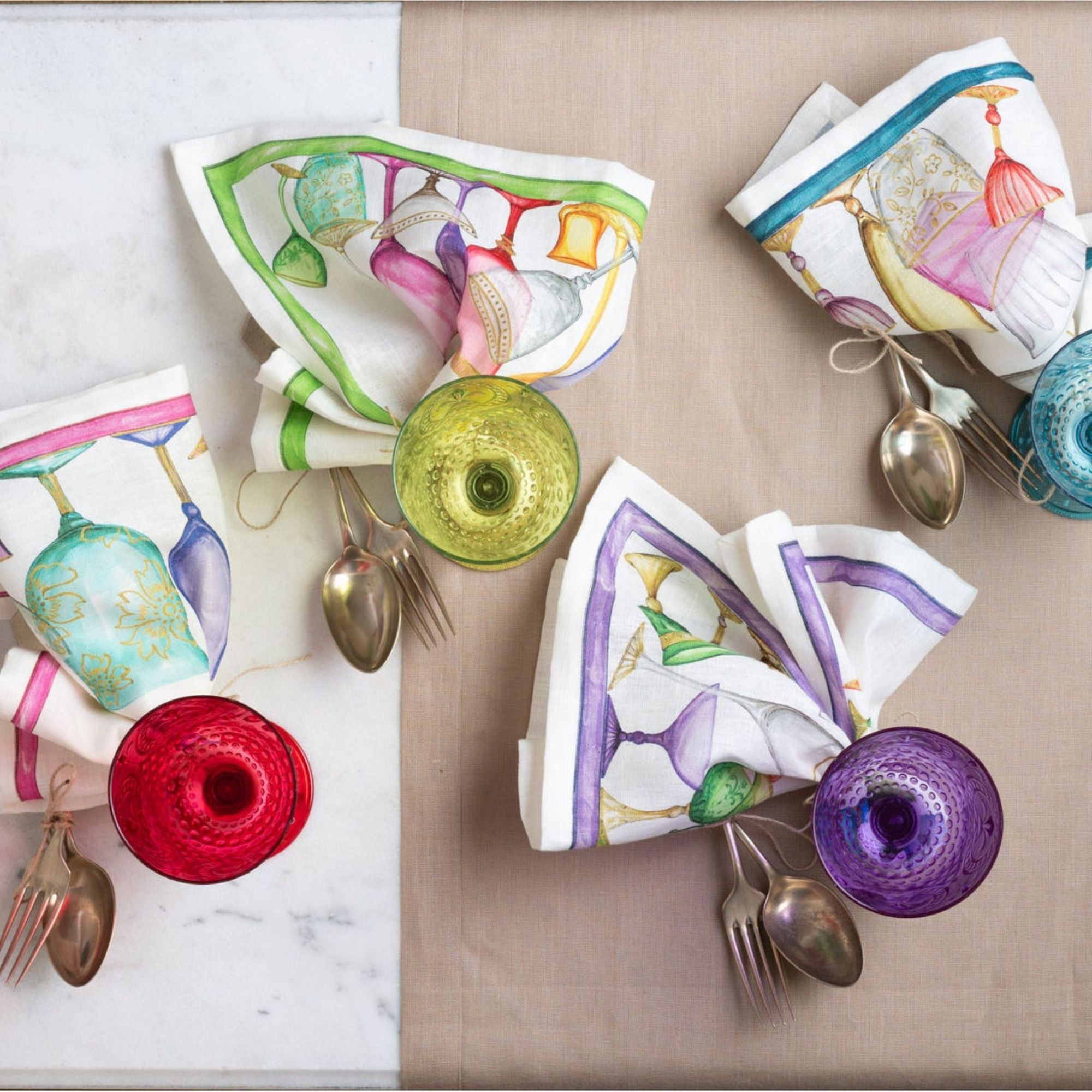 Crystal linnen tafelkleden met heel veel gekleurde kristallen glazen, kies je formaat