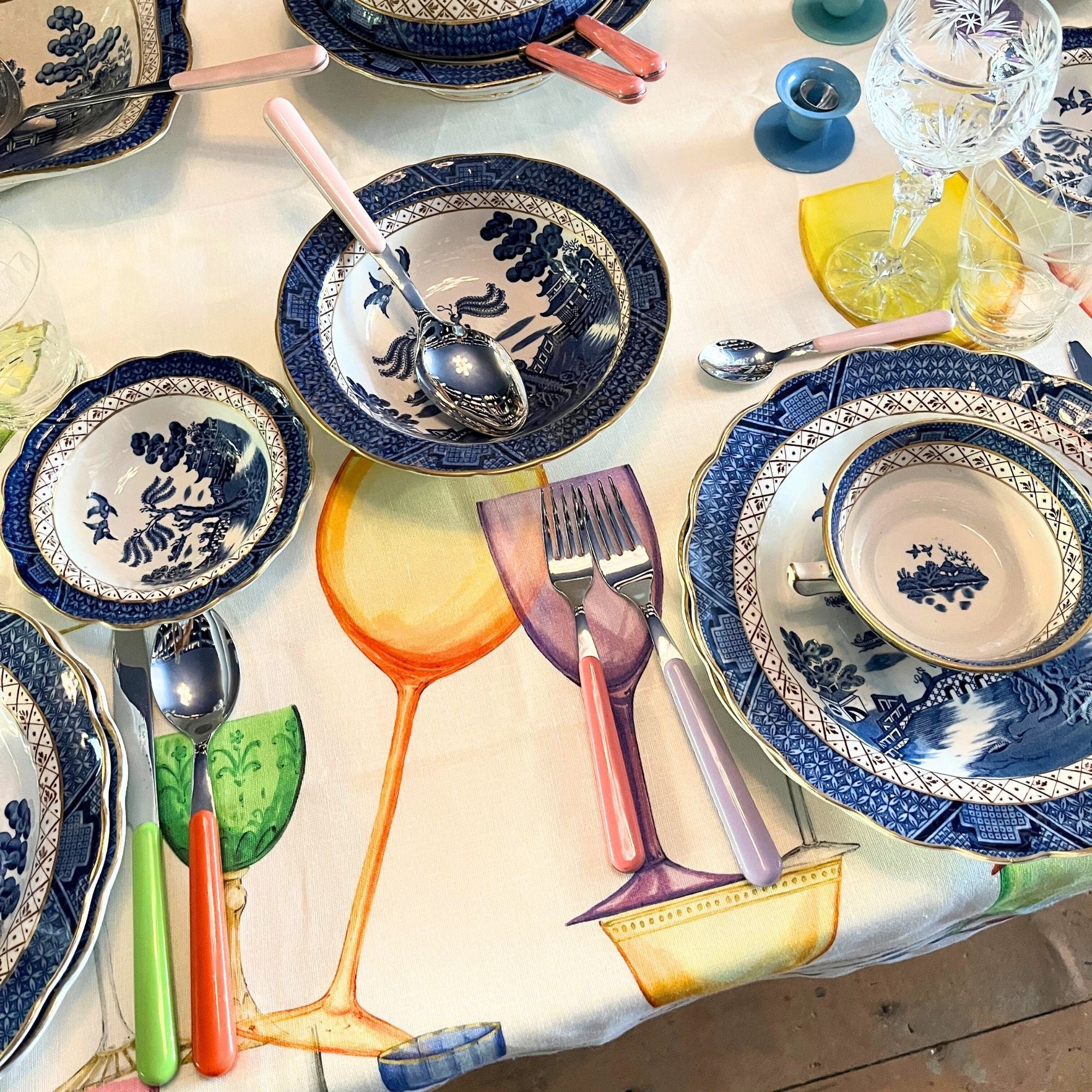 Crystal linnen tafelkleden met heel veel gekleurde kristallen glazen, kies je formaat