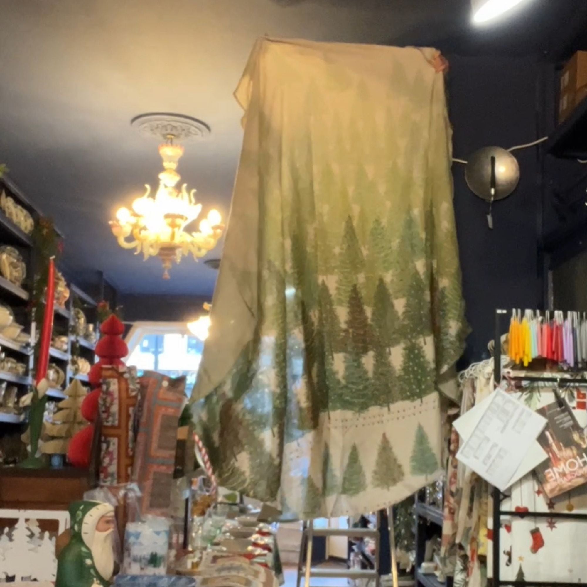 XXXL Stof voor Kersttafelkleed Fairy Trees 3 meter breed, per 50 cm