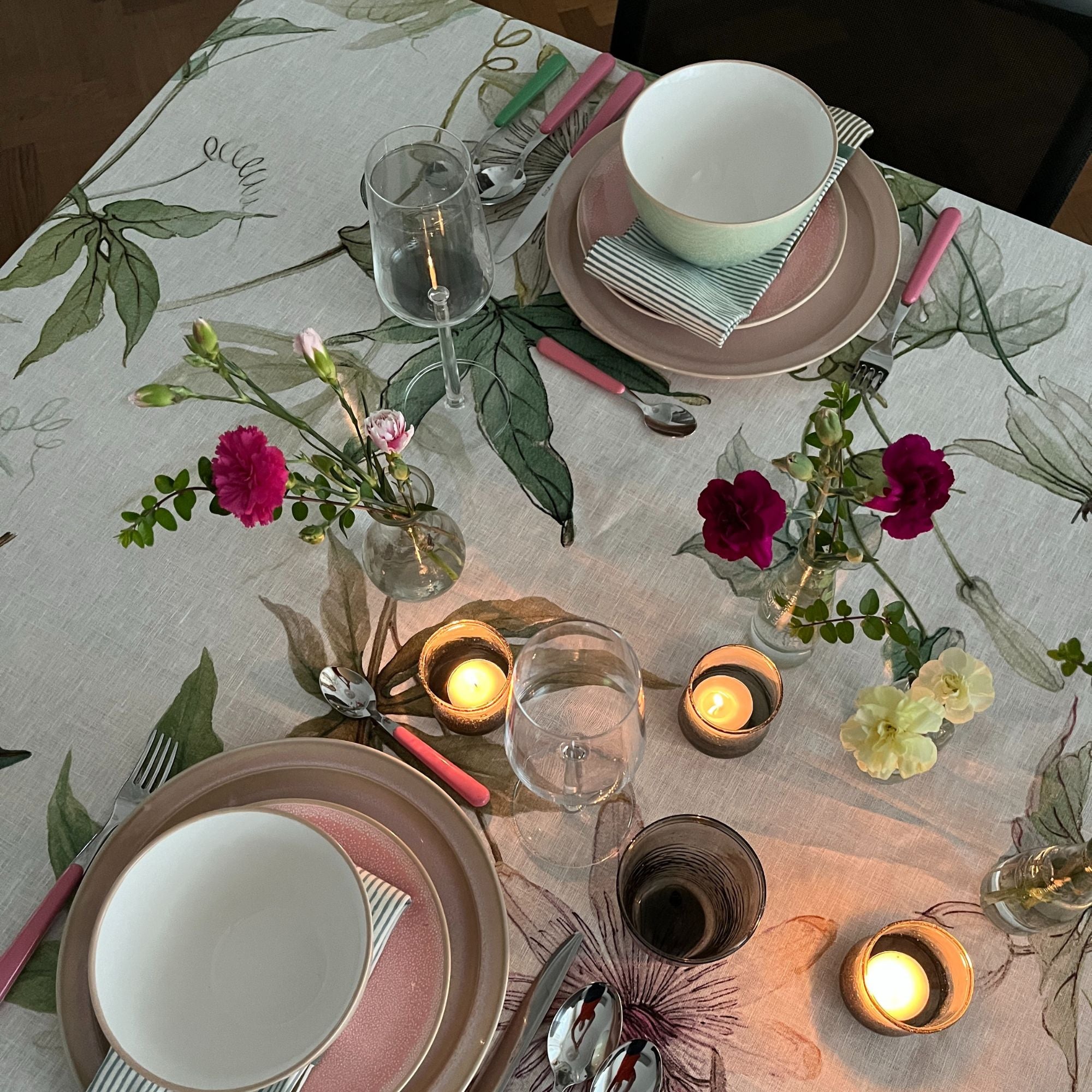 Linnen tafelkleed Granadilla met passiflora, kies je formaat (ook rond en als tafelloper)