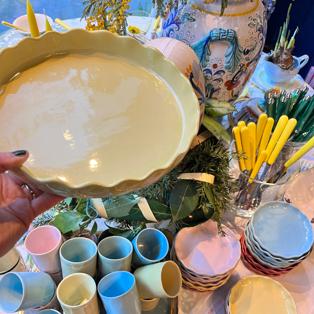 Runde Kuchenform aus Gresnovo-Steingut mit gewelltem Rand, Farbe wählbar | Ø 27 cm