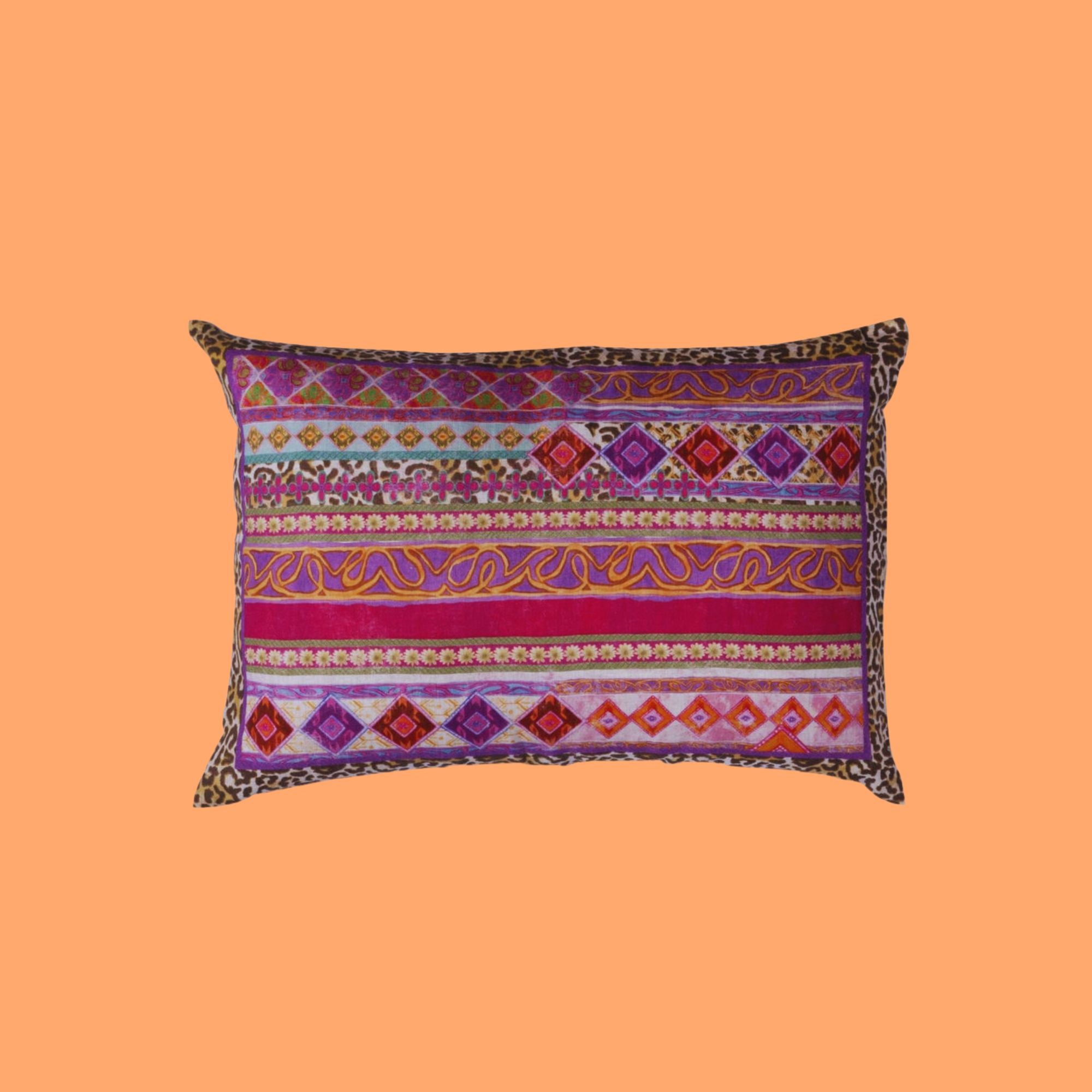 Kussen Jurta met panterprint en rand met motieven in felle kleuren | 40 x 60 cm