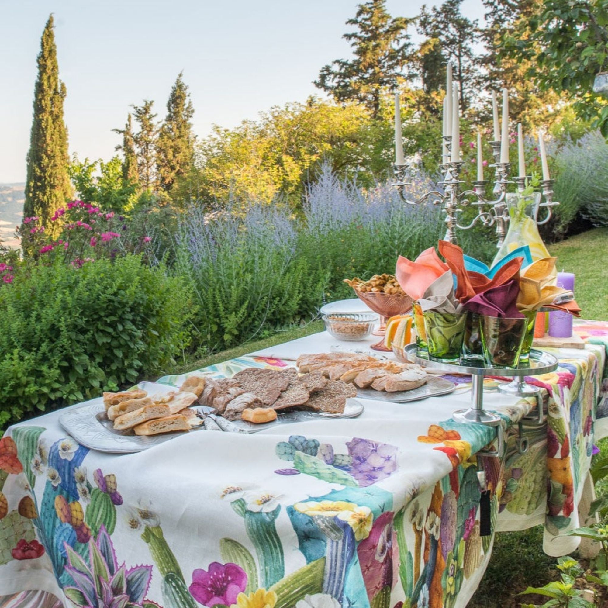 Kactus linnen tafelloper en tafelkleden met bloeiende cactussen, kies je formaat