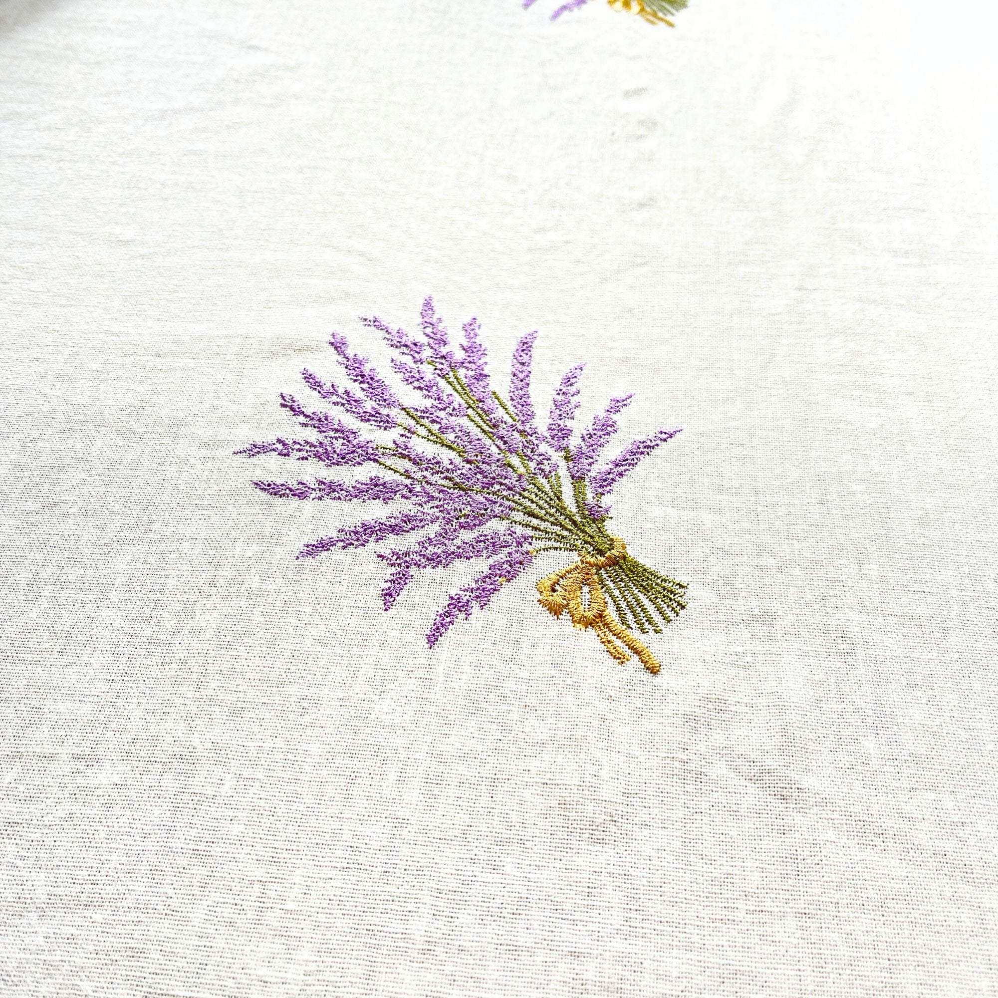 Wit katoen van de rol met geborduurde lavendelbosjes, per 50 cm | 150 breed