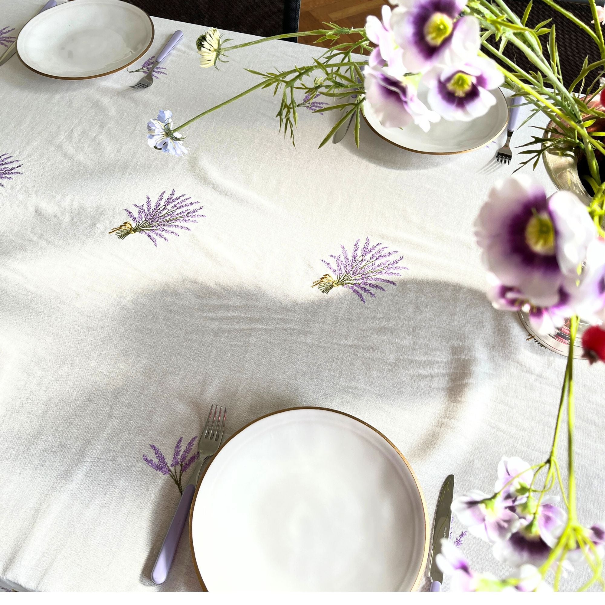 Wit katoen van de rol met geborduurde lavendelbosjes, per 50 cm | 150 breed