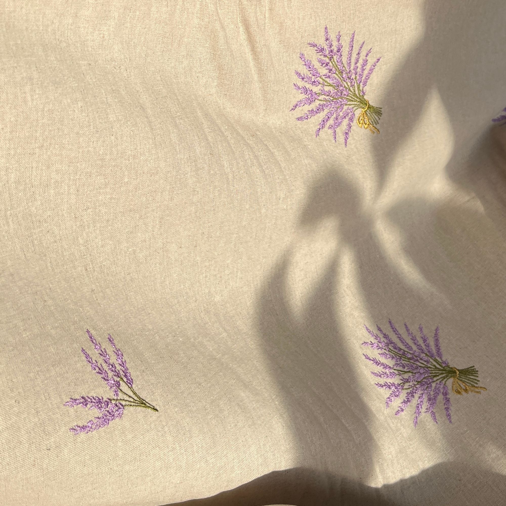 Naturel katoen van de rol met geborduurde lavendelbosjes, per 50 cm | 150 breed