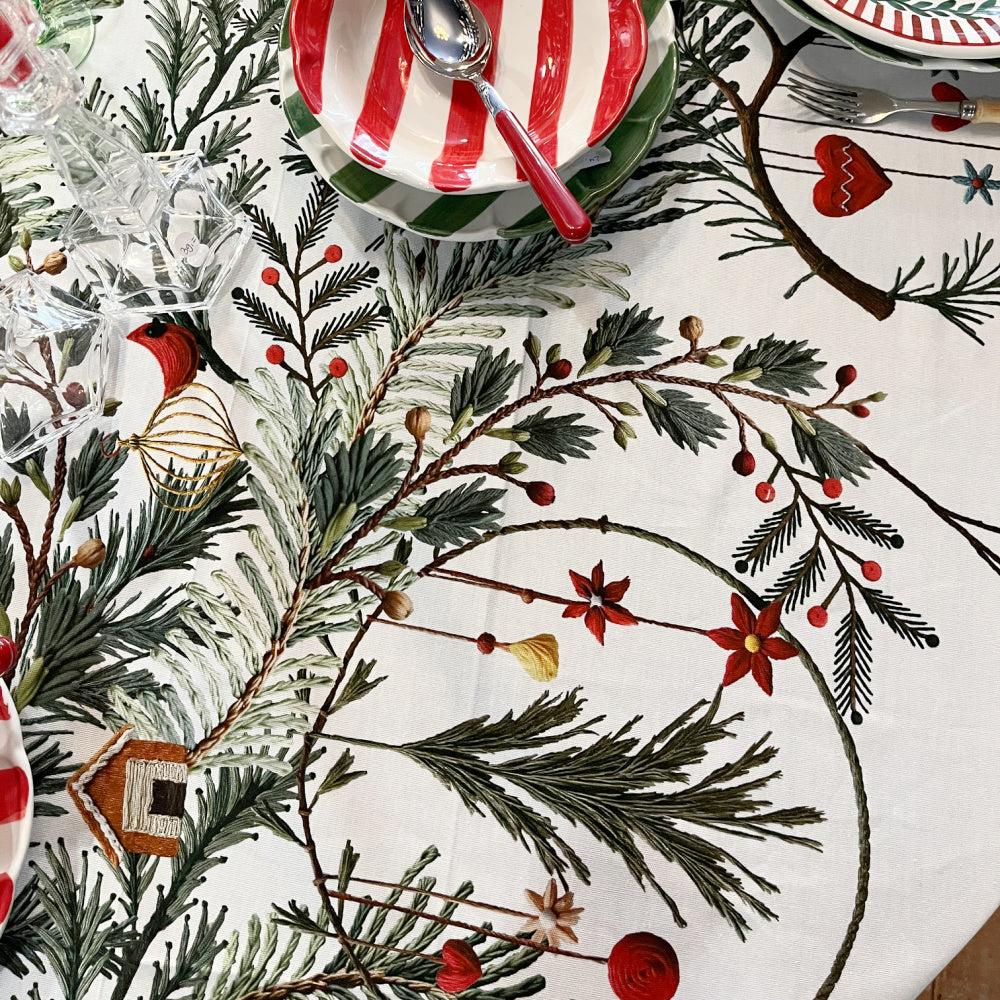 Kersttafelkleed Rudy met hert, kersttakken en -decoratie, katoenen stof per halve meter