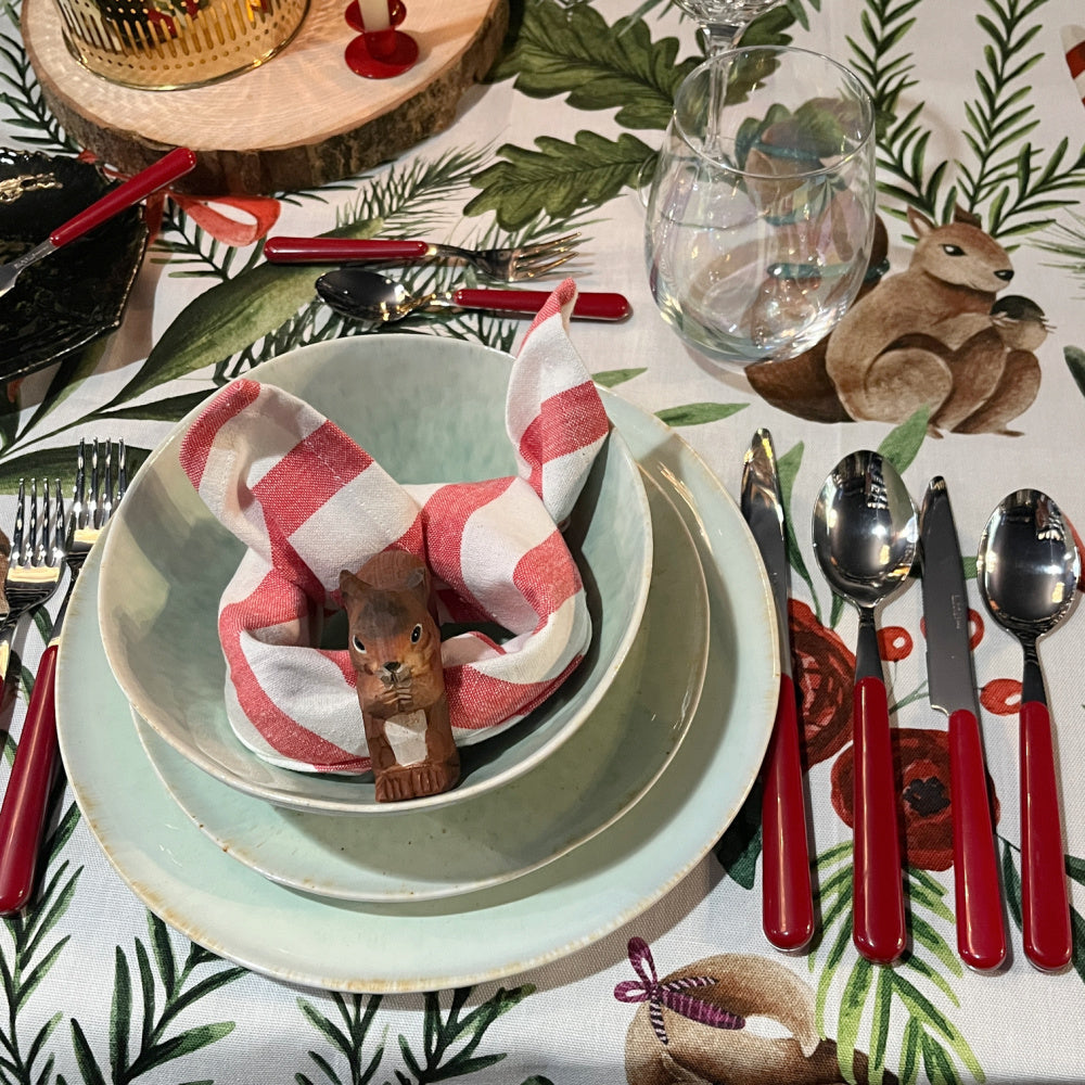 Kersttafelkleed Nutnook met eekhoorns en kerstgroen, kies je formaat (ook rond en als tafelloper)