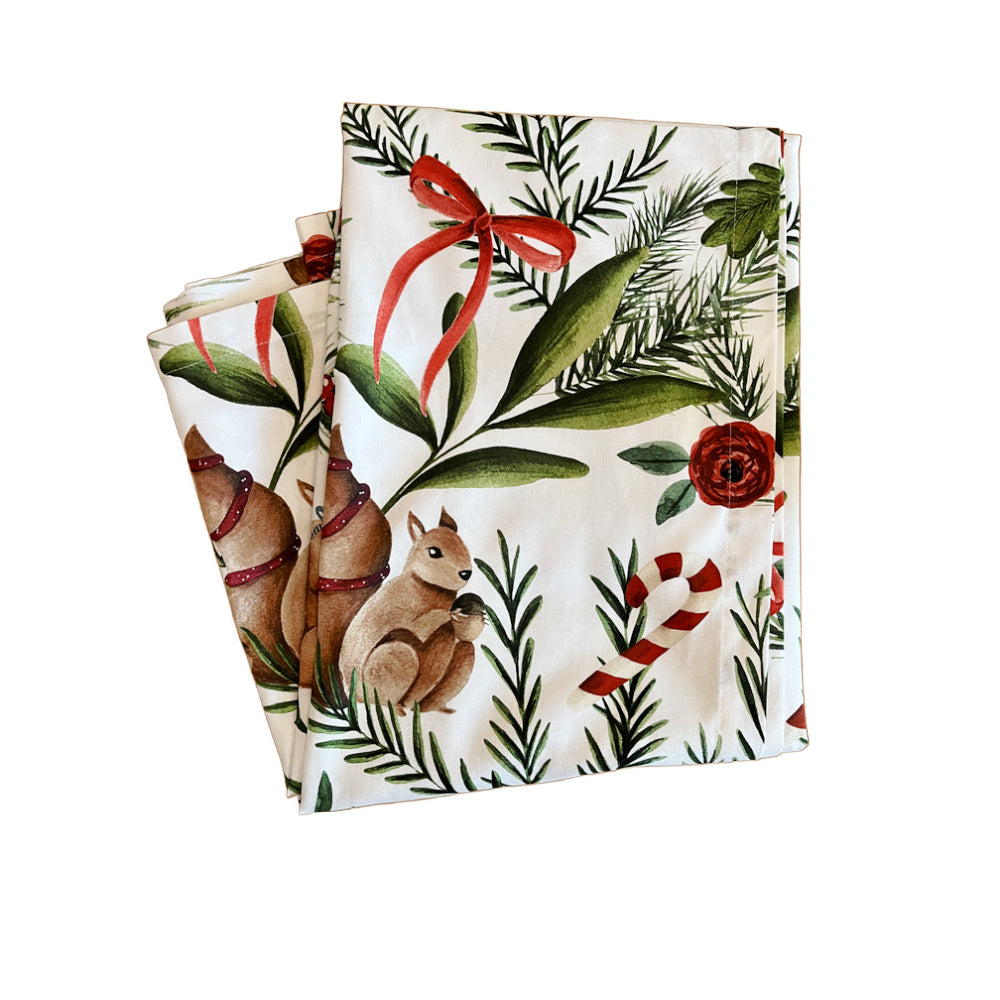 Kersttafelkleed Nutnook met eekhoorns en kerstgroen, kies je formaat (ook rond en als tafelloper)