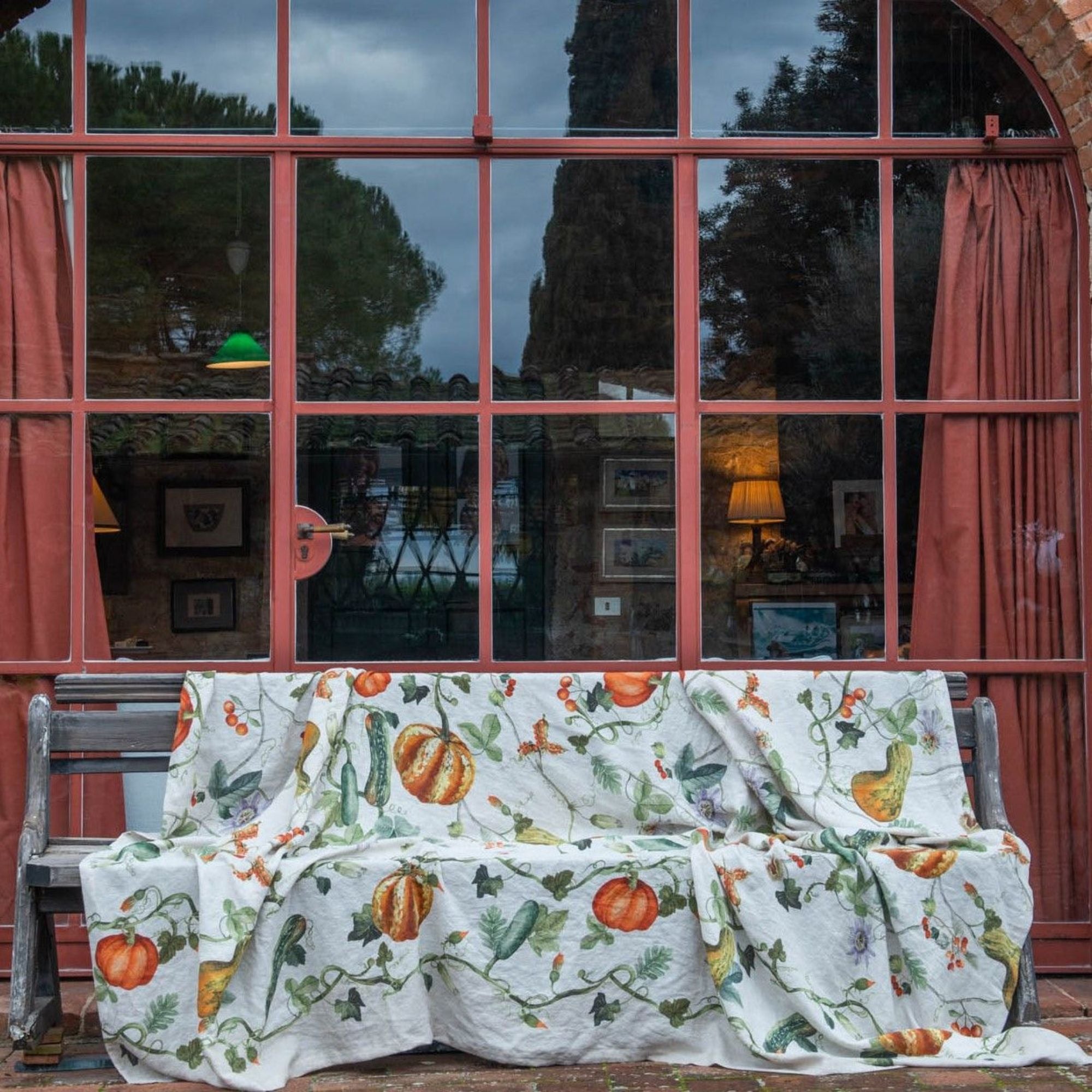 Katoenen stof Kurbis met hersftige pompoenen en bessen, per halve meter