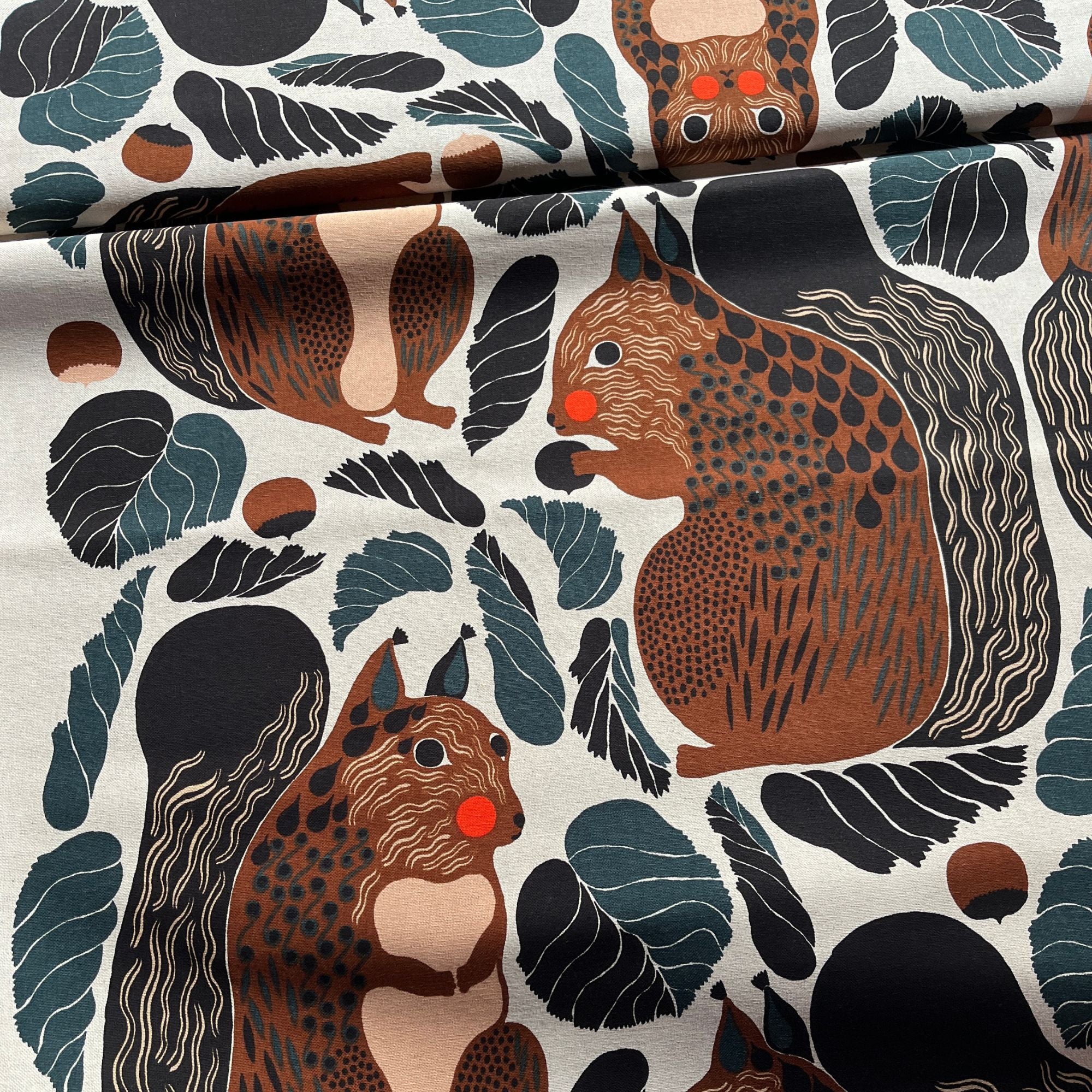 Marimekko stof Kurre met eekhoorn katoen-linnen mix van de rol per 50 cm | 150 cm breed