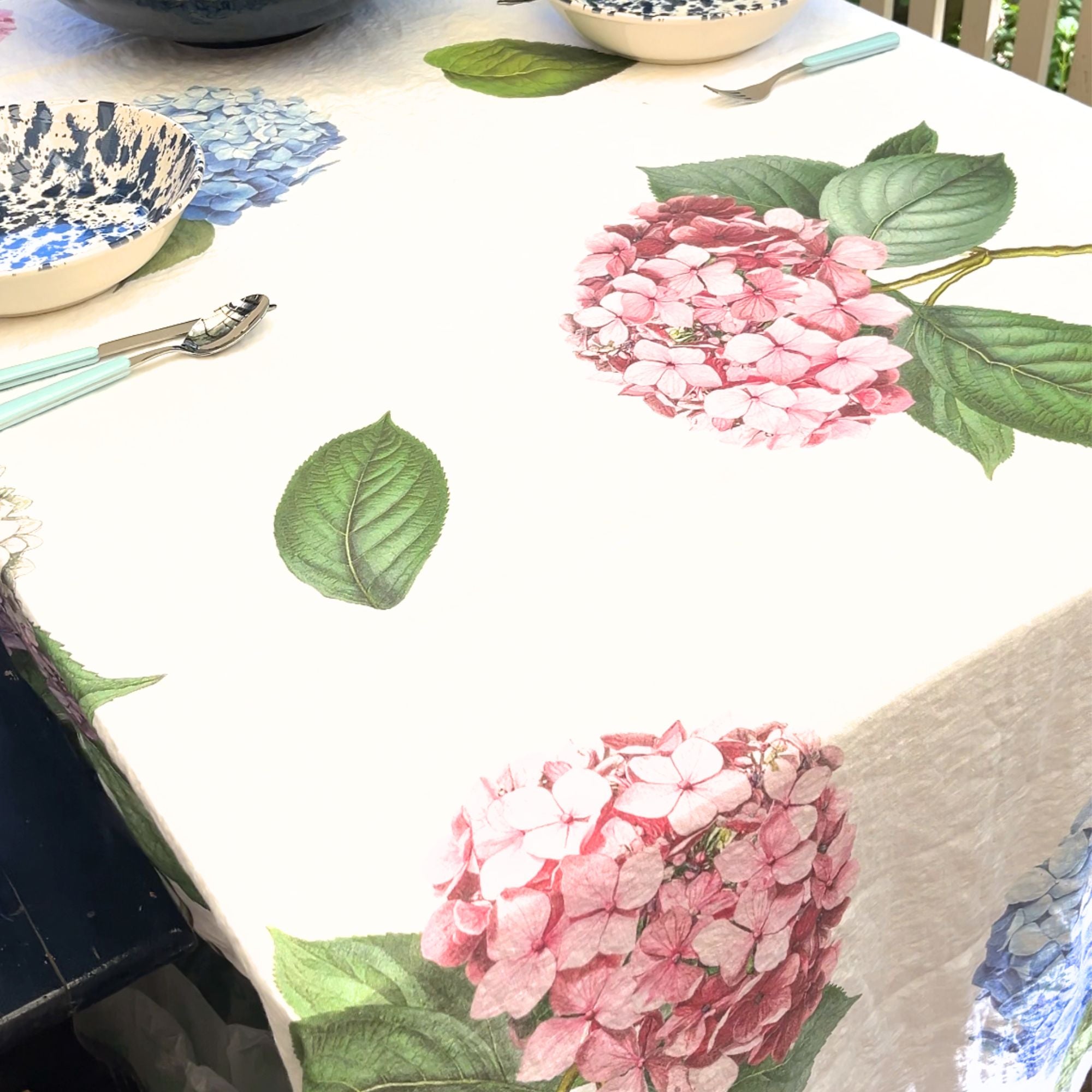 Linoroom Hydrangea wit linnen tafelkleed met roze en blauwe hortensia's, kies je formaat