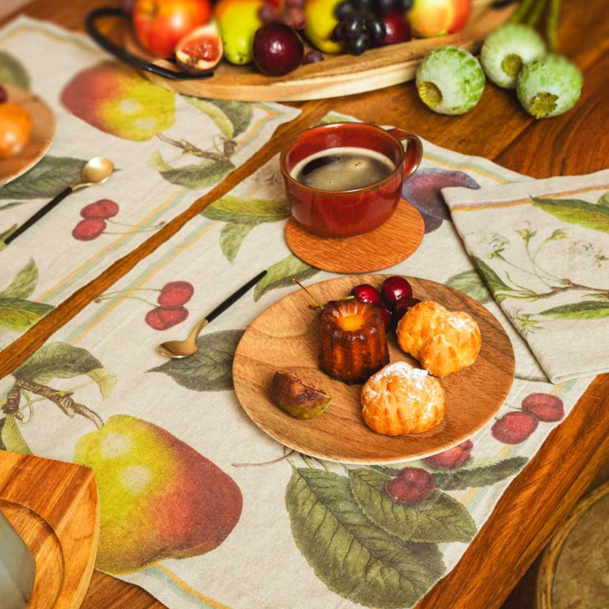 Linoroom diverse soorten tafellinnen met fruit op naturel linnen (tafelkleden, tafellopers, servetten, placemats)