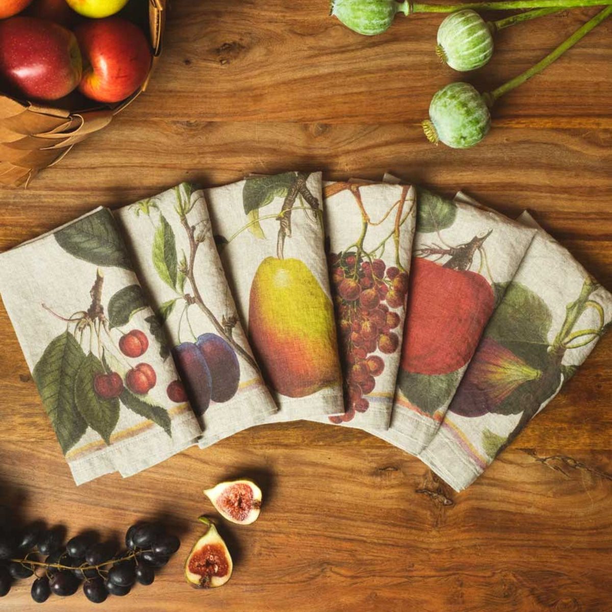 Linoroom diverse soorten tafellinnen met fruit op naturel linnen (tafelkleden, tafellopers, servetten, placemats)