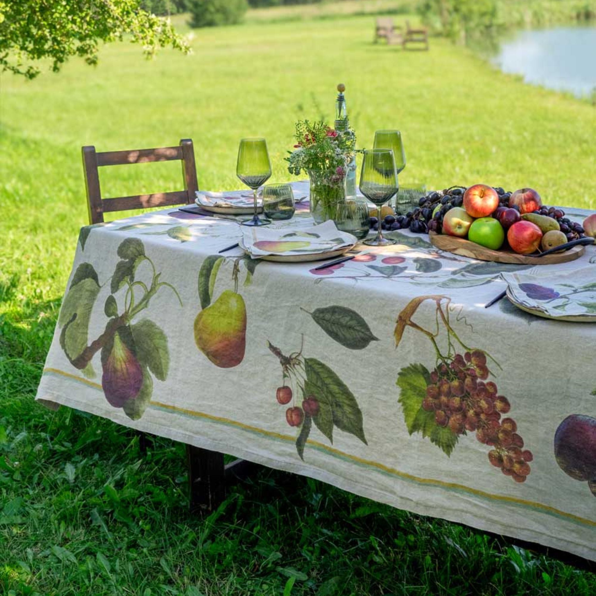 Linoroom diverse soorten tafellinnen met fruit op naturel linnen (tafelkleden, tafellopers, servetten, placemats)
