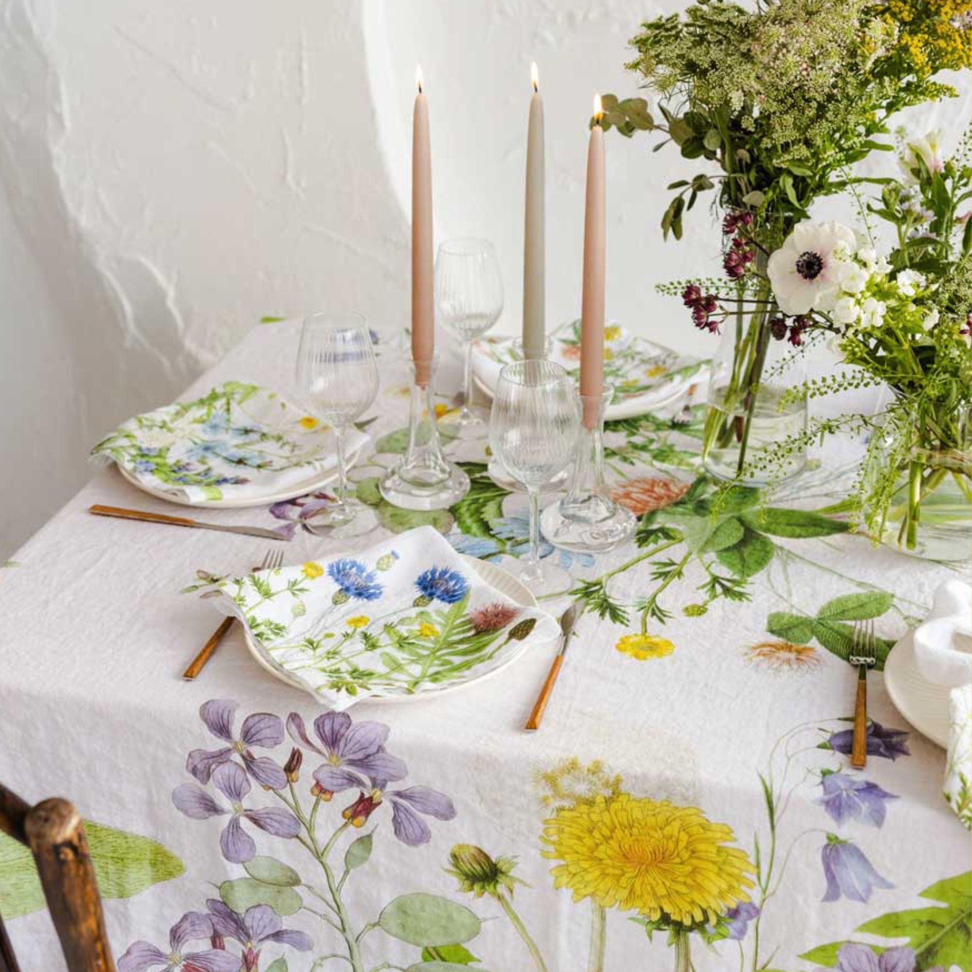 Linoroom Field of Flowers linnen tafelkleed en servetten, witte basis, kies je formaat
