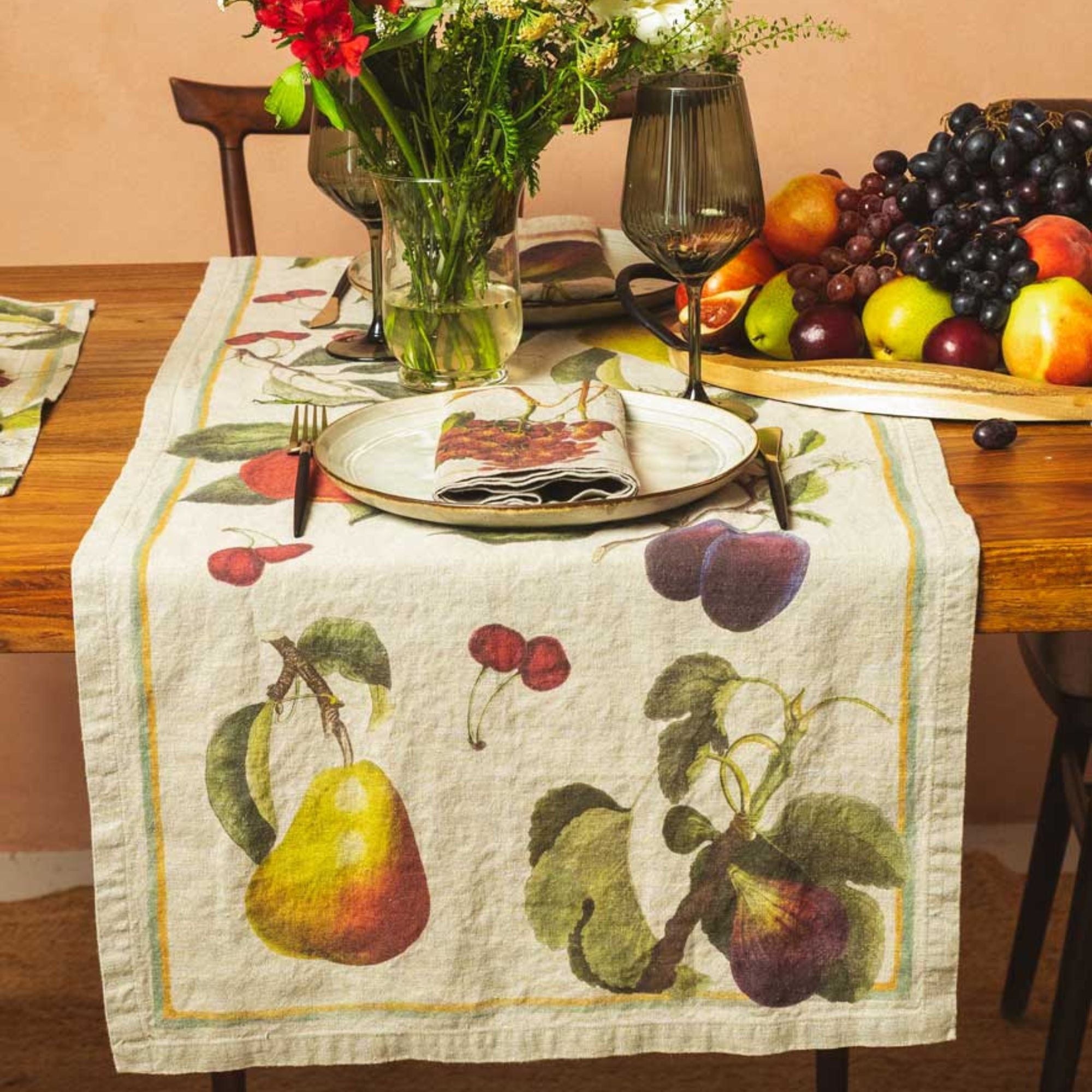 Linoroom diverse soorten tafellinnen met fruit op naturel linnen (tafelkleden, tafellopers, servetten, placemats)