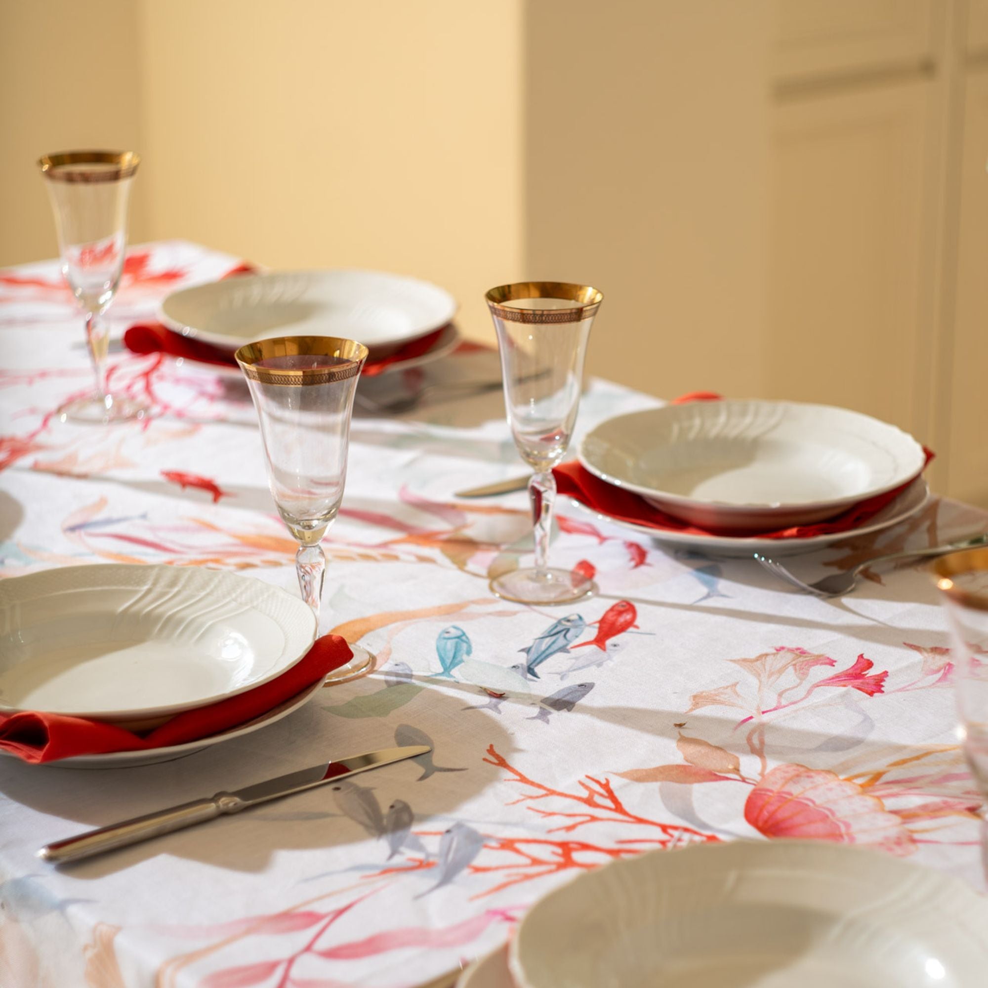 Linnen tafelkleed Ondiva met koraal, visjes, kwallen etc, kies je formaat (ook rond, tafelloper, placemats en servetten)