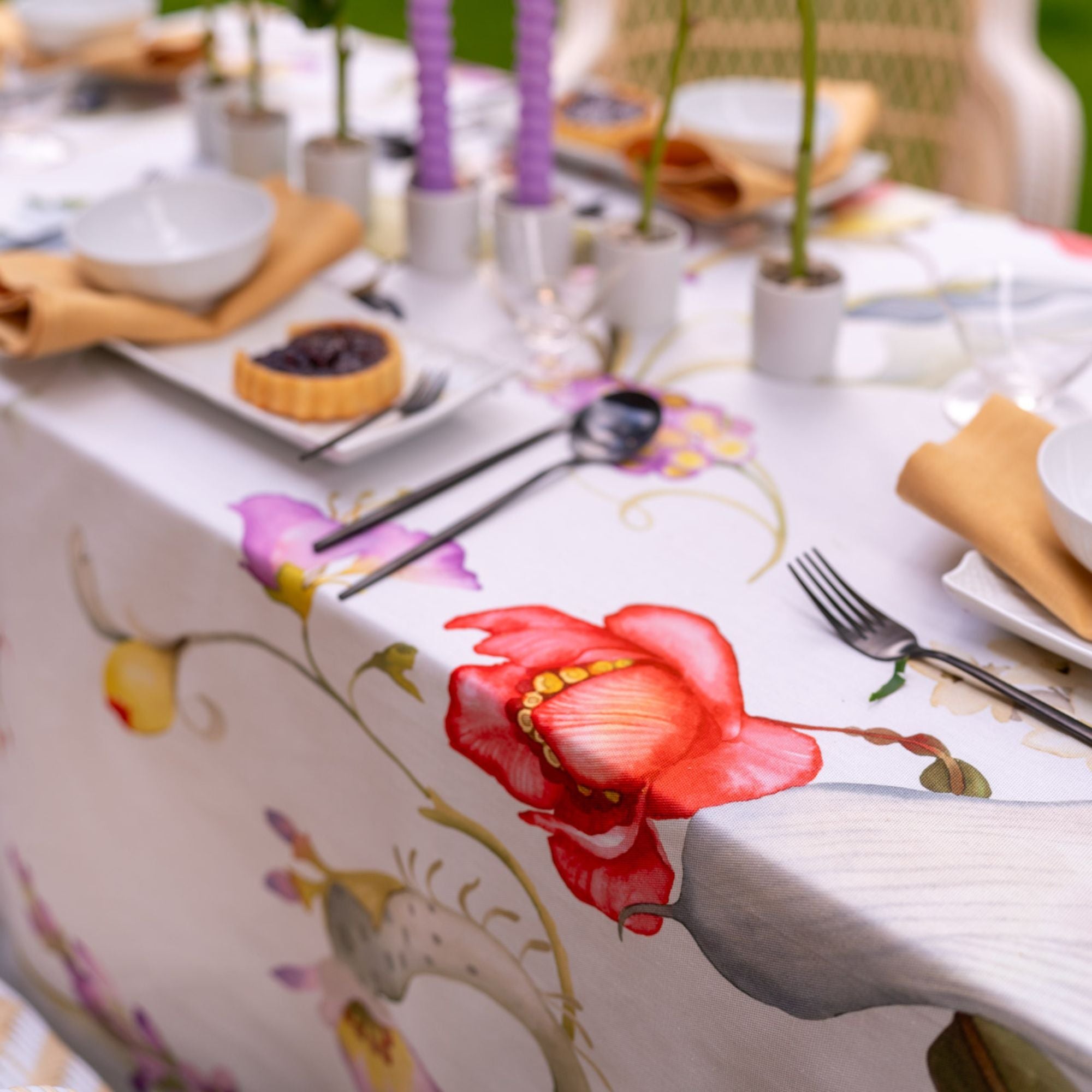 Voorverkoop! Katoenen tafelkleed Onirica met kleurrijke geaquarelleerde fantasiebloemen, kies je formaat (ook rond en als tafelloper)