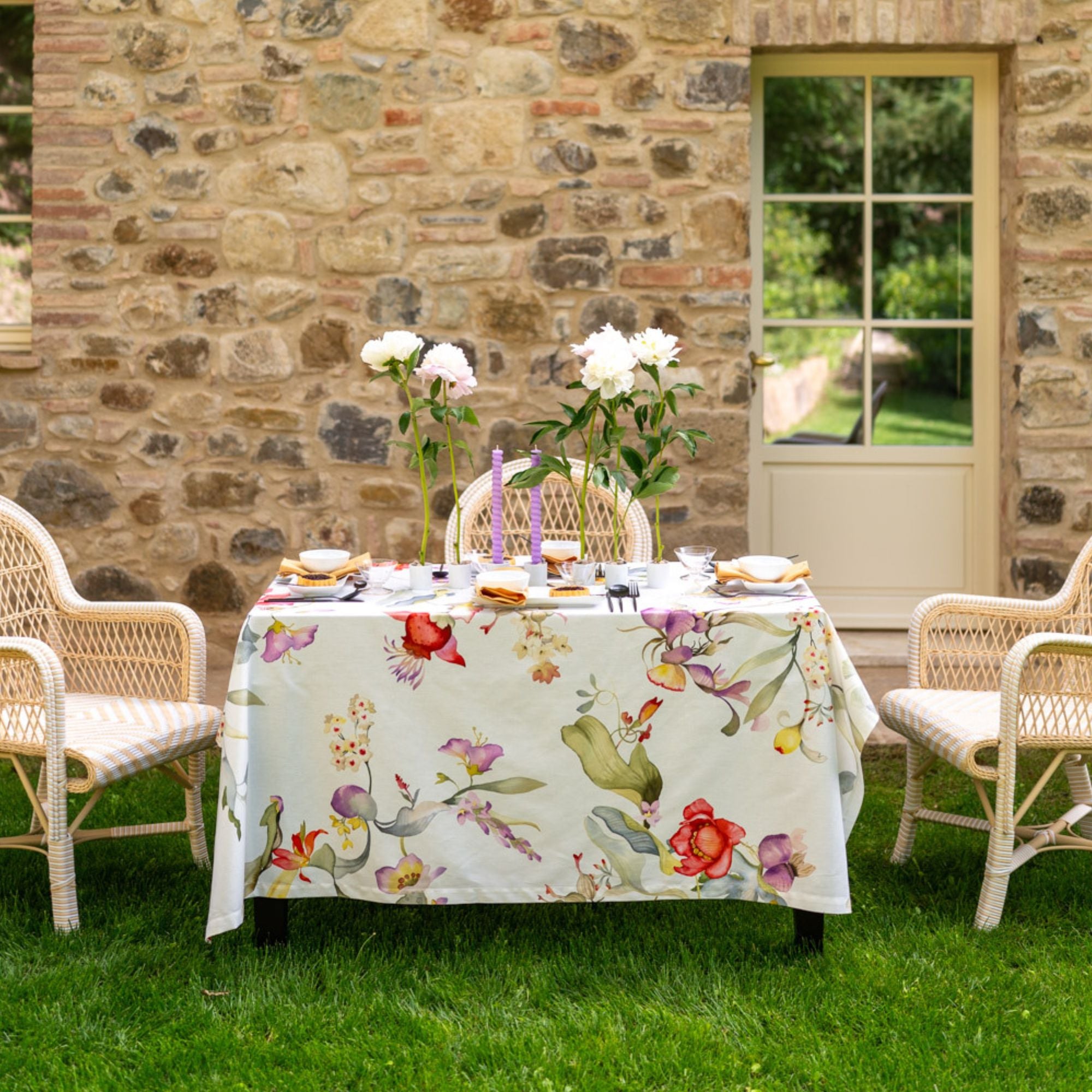 Voorverkoop! Katoenen tafelkleed Onirica met kleurrijke geaquarelleerde fantasiebloemen, kies je formaat (ook rond en als tafelloper)