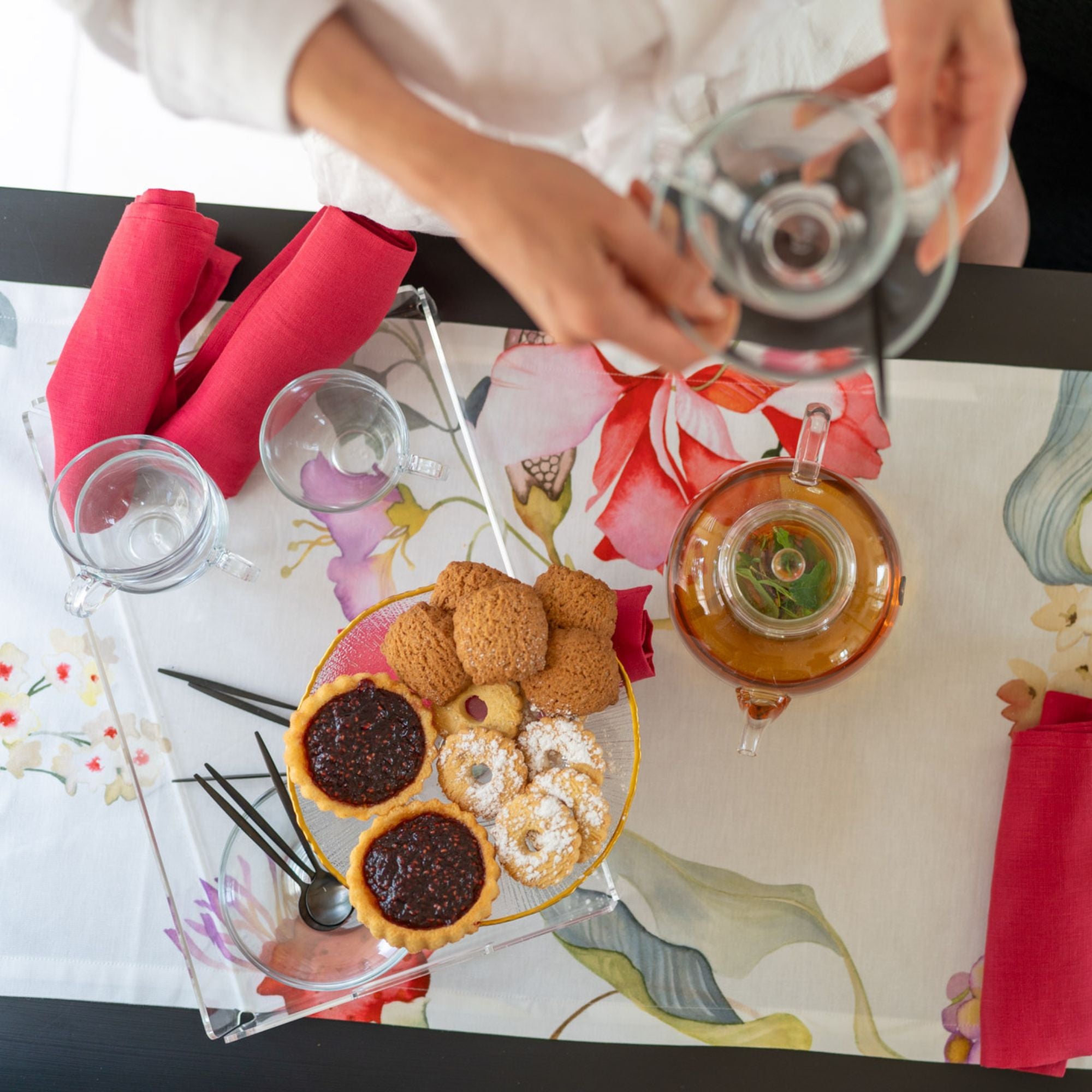 Voorverkoop! Katoenen tafelkleed Onirica met kleurrijke geaquarelleerde fantasiebloemen, kies je formaat (ook rond en als tafelloper)