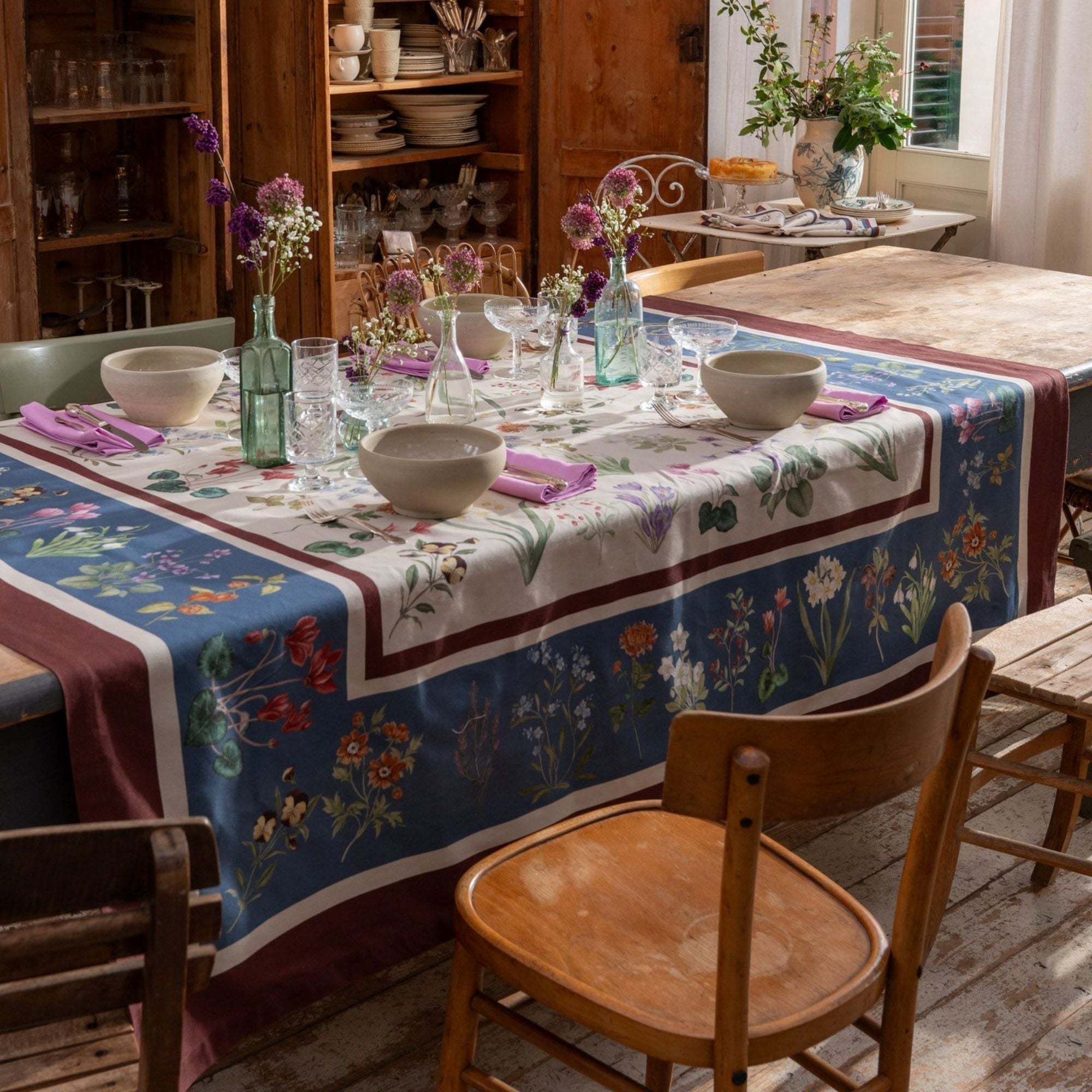 Tessitura Pernilla katoenen tafelloper en tafelkleden met cyclamen, narcisjes, sneeuwklokjes, viooltjes, lelietjes van dalen