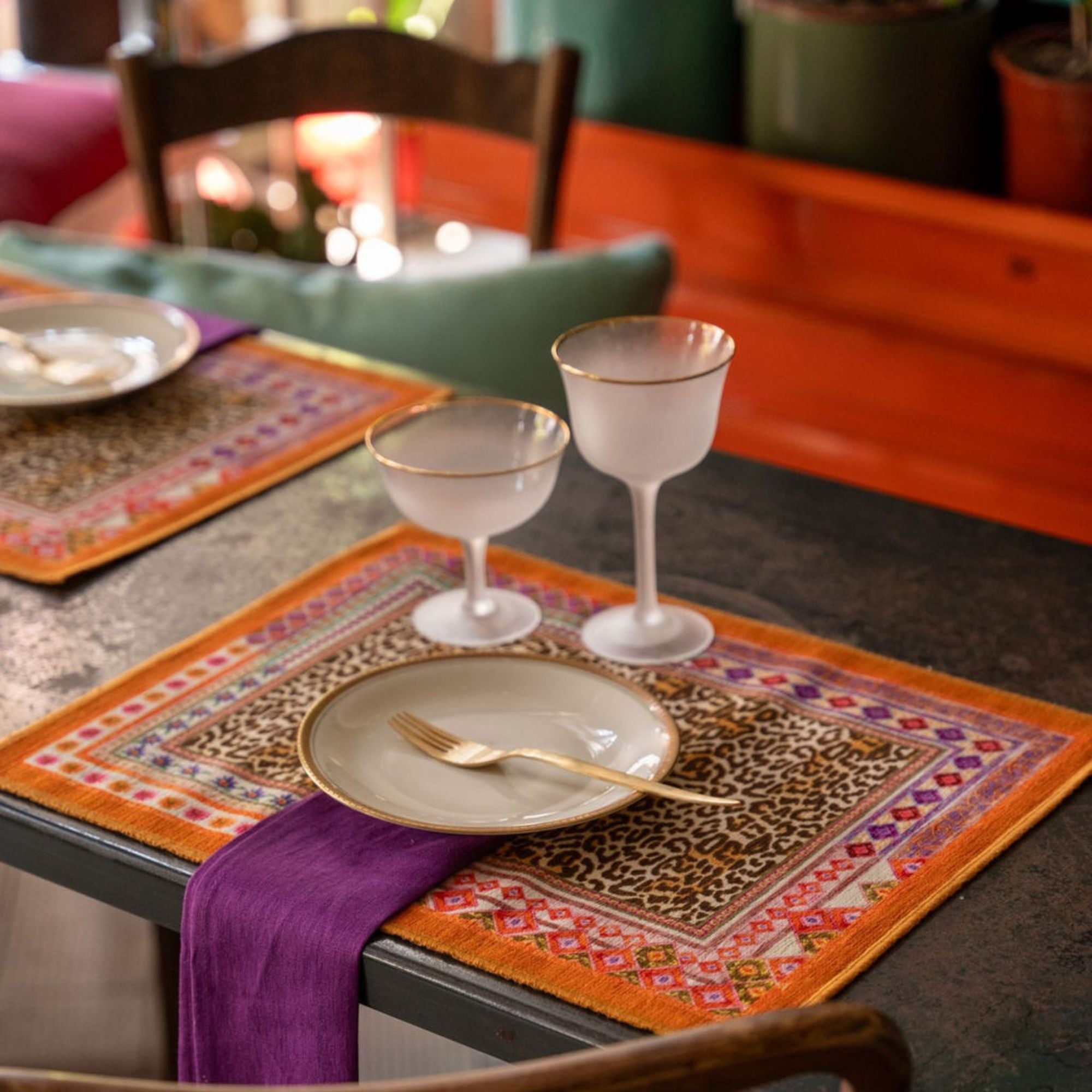 Placemats Jurta met panterprint en rand in felle kleuren, set van 2 in een tasje