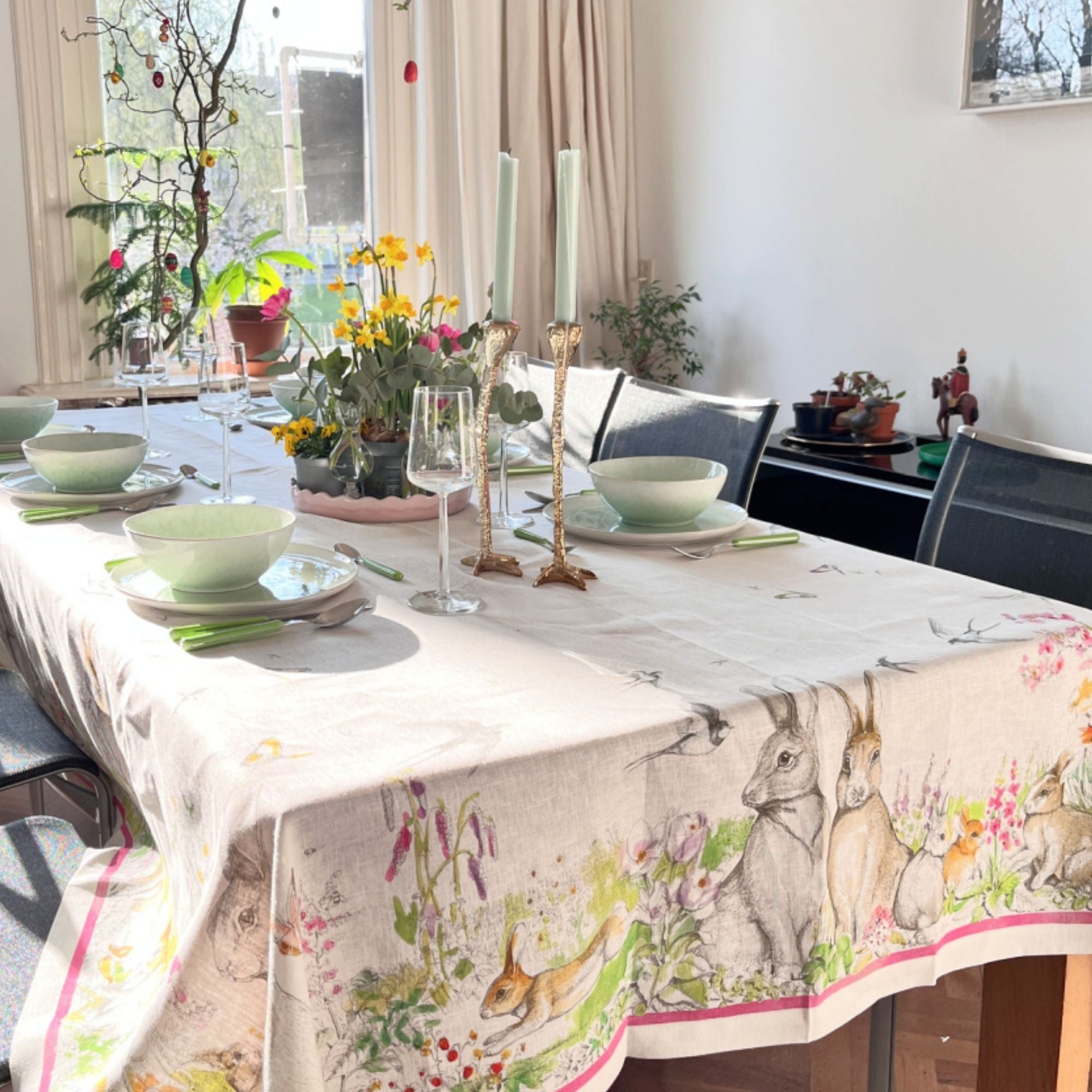 Remi tafelloper en tafelkleden voor Pasen met hazen, eendjes in een frisse lenteweide, kies je formaat
