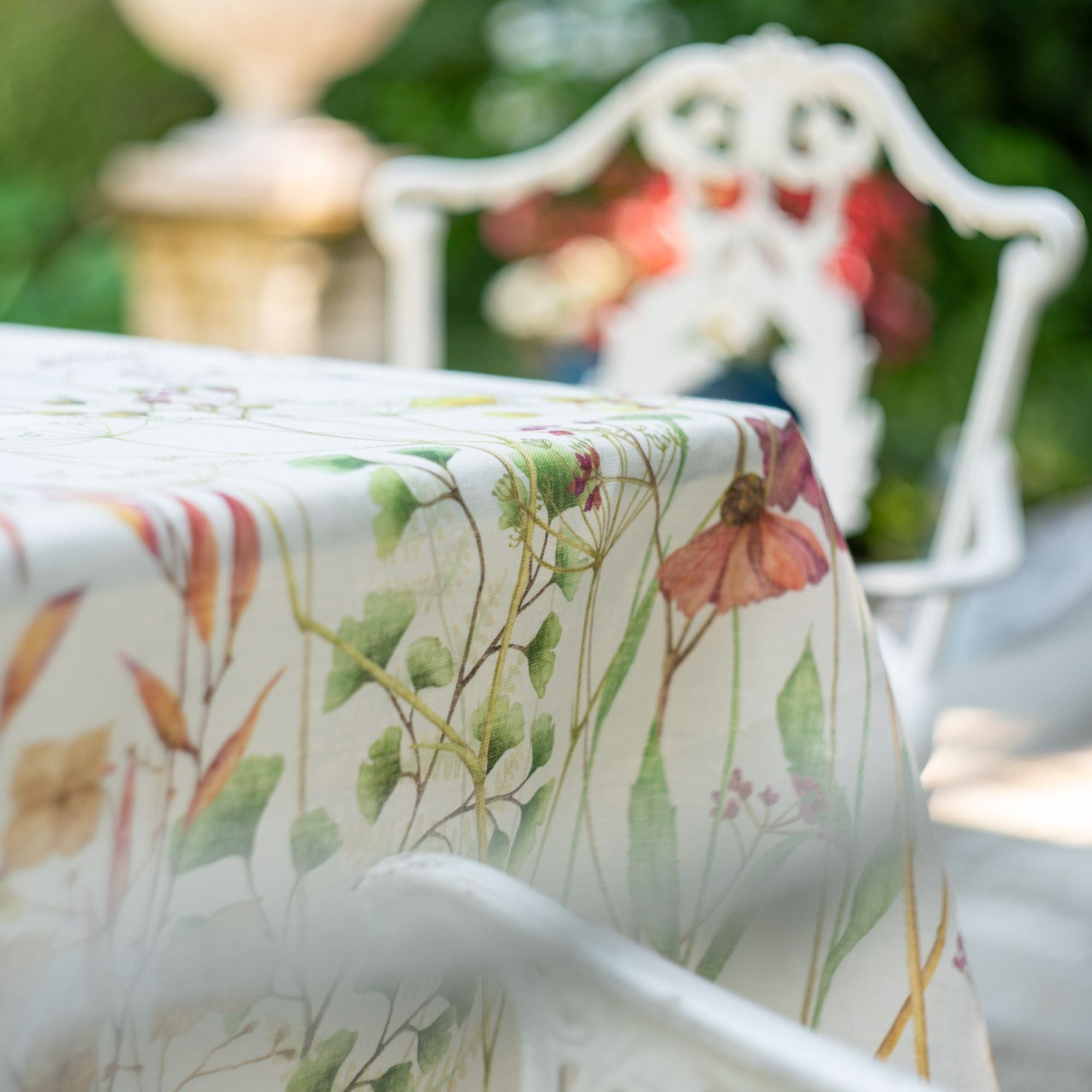 Selvatica Leinentischdecke mit Bordüre aus wilden Sommerblumen, wählen Sie Ihre Größe (auch rund und als Tischläufer erhältlich).