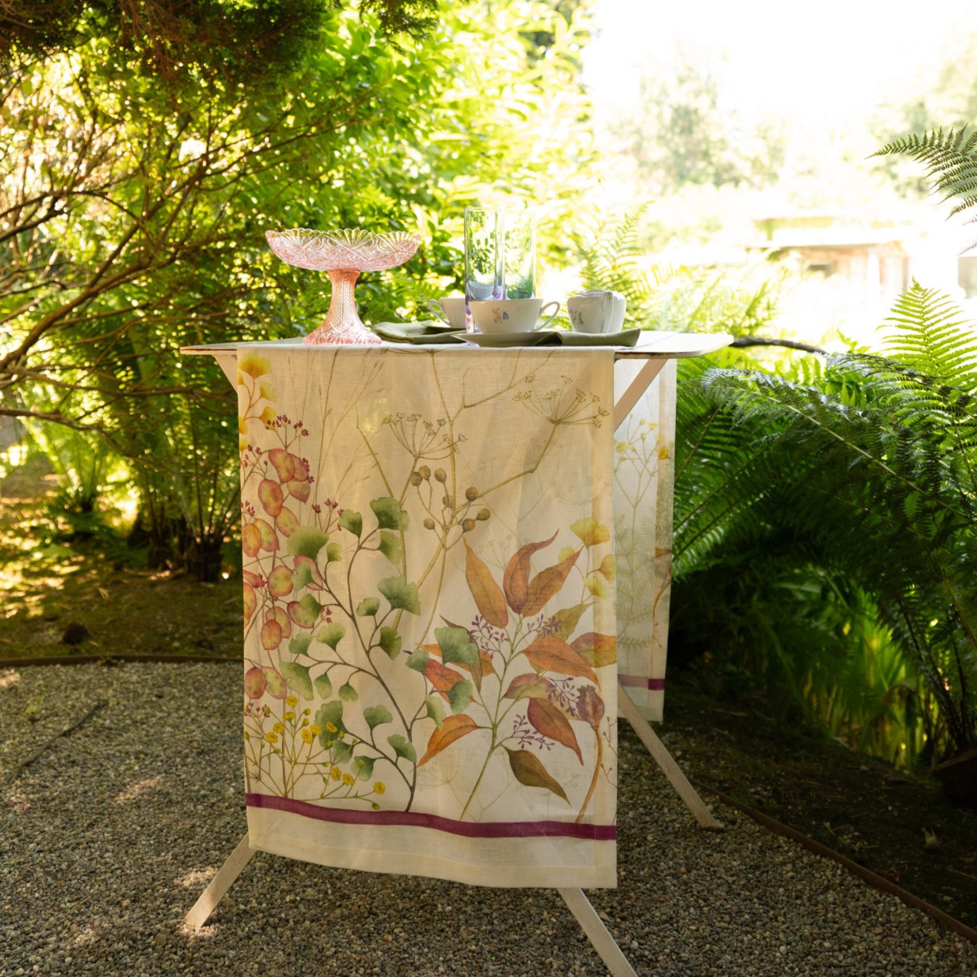 Selvatica Leinentischdecke mit Bordüre aus wilden Sommerblumen, wählen Sie Ihre Größe (auch rund und als Tischläufer erhältlich).