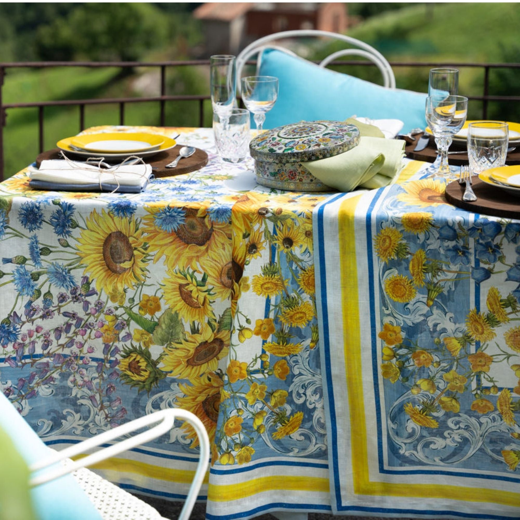 Sungarden linnen tafelkleden en loper vol met blauwe en gele bloemen, kies je formaat