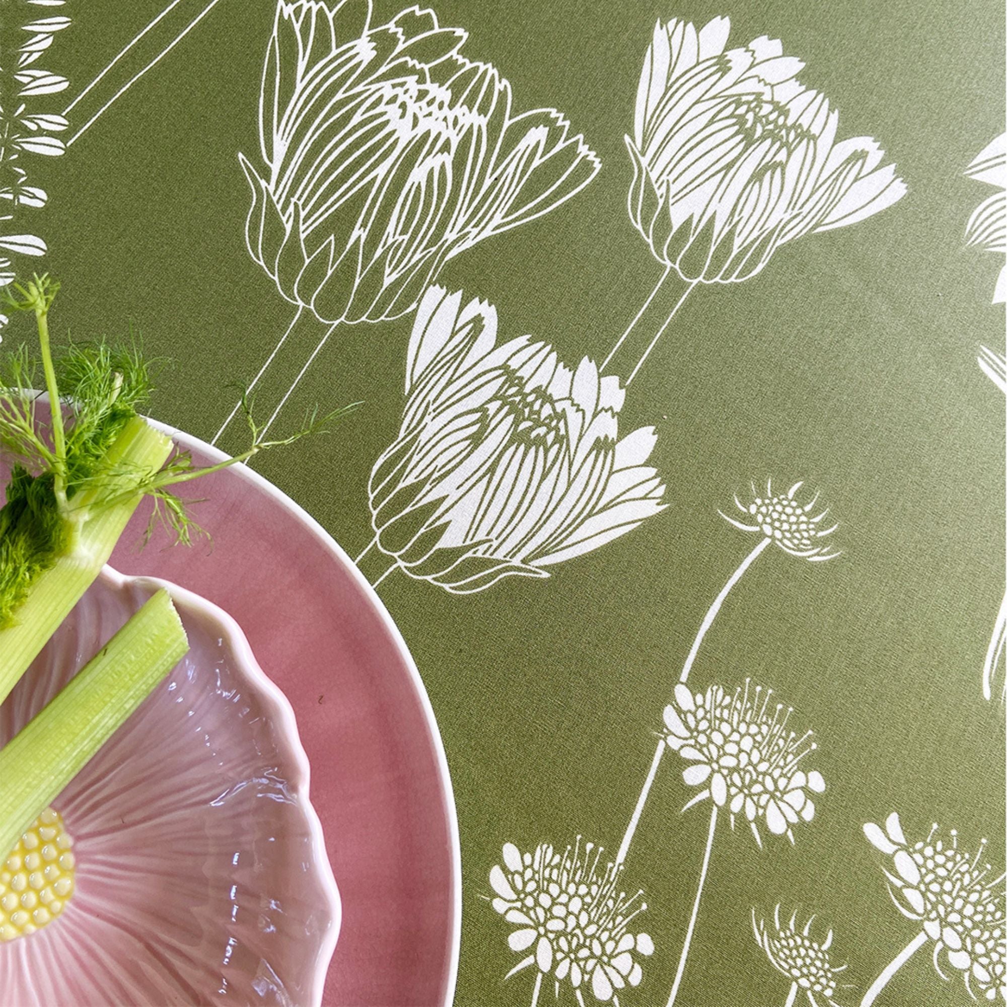 Suzanne Schjerning afneembaar tafelkleed Ochtendgloren Olijf met acrylcoating | per eenheid van 50 cm