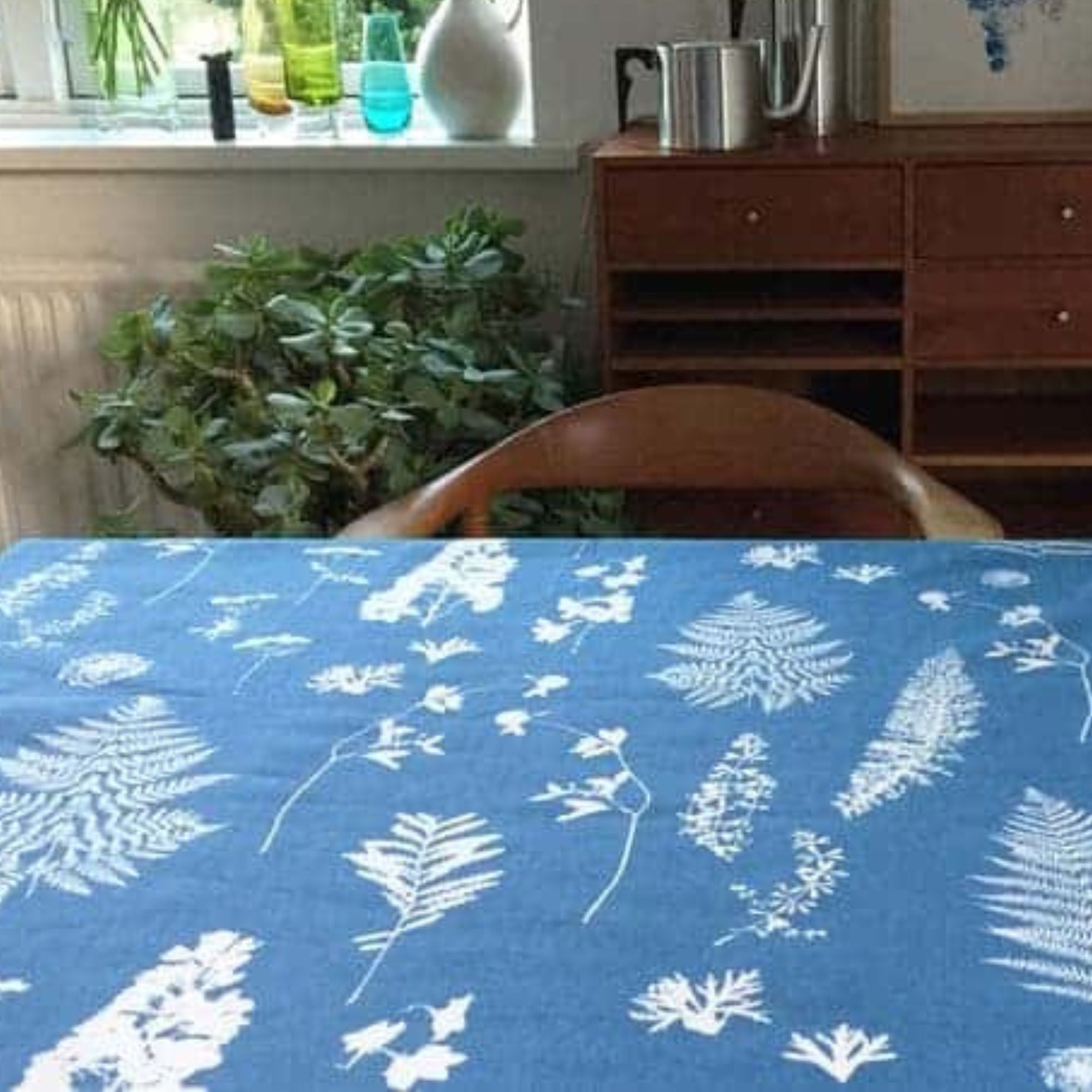 Suzanne Schjerning Tischdecke Blaupause mit Blumen, abwaschbar und rutschfest | pro Einheit von 50 cm