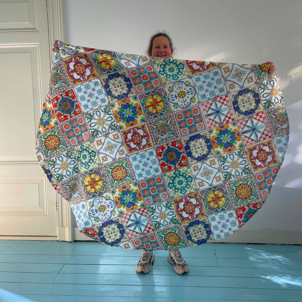 Katoenen tafelkleed Camastra met 'Zuid-Spaanse tegelvloer', kies je formaat (ook rond en als tafelloper)